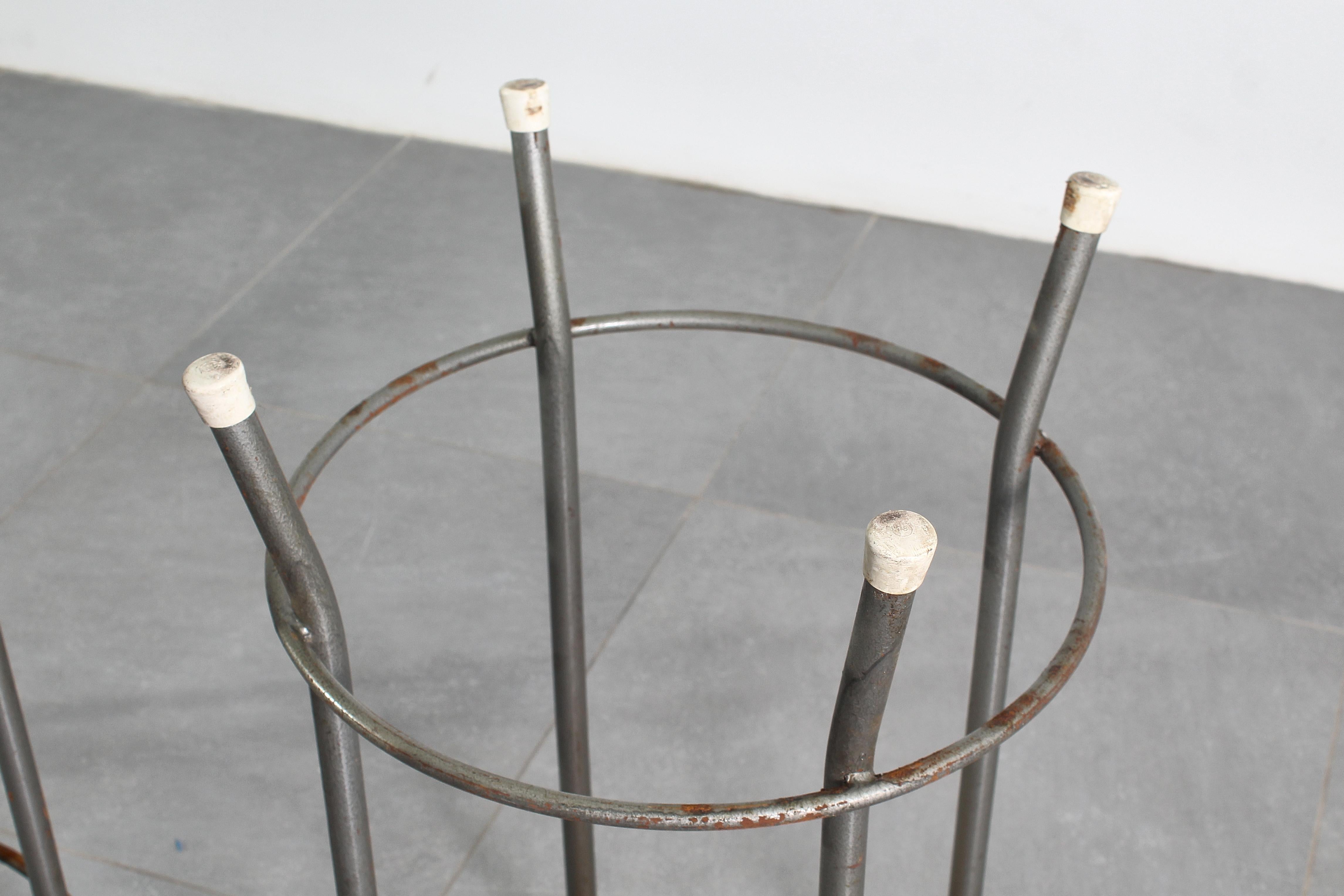 Ensemble de six tabourets en fer et en bois de style Industrial Design du milieu du siècle, Italie des années 50 en vente 10