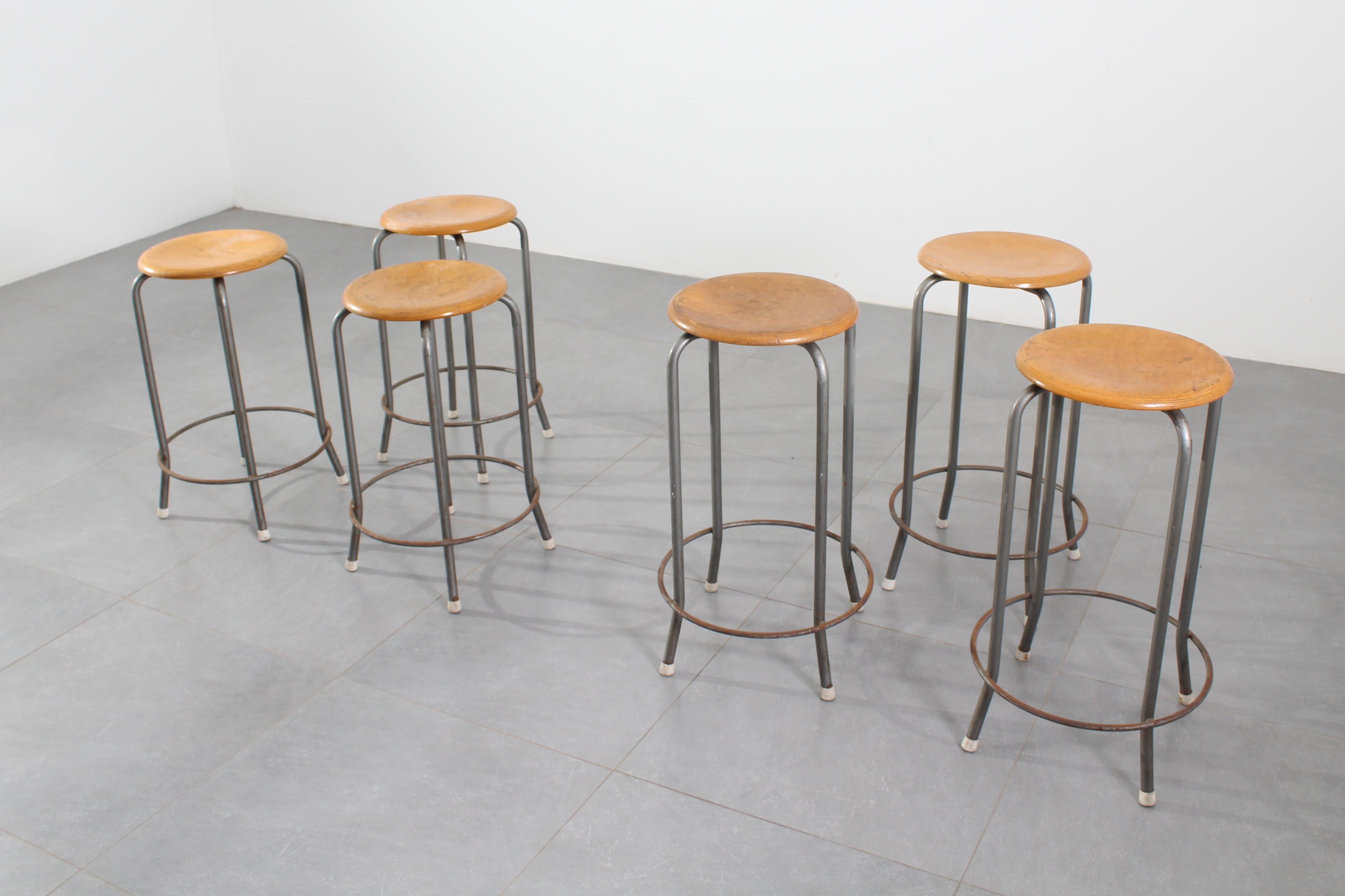 italien Ensemble de six tabourets en fer et en bois de style Industrial Design du milieu du siècle, Italie des années 50 en vente