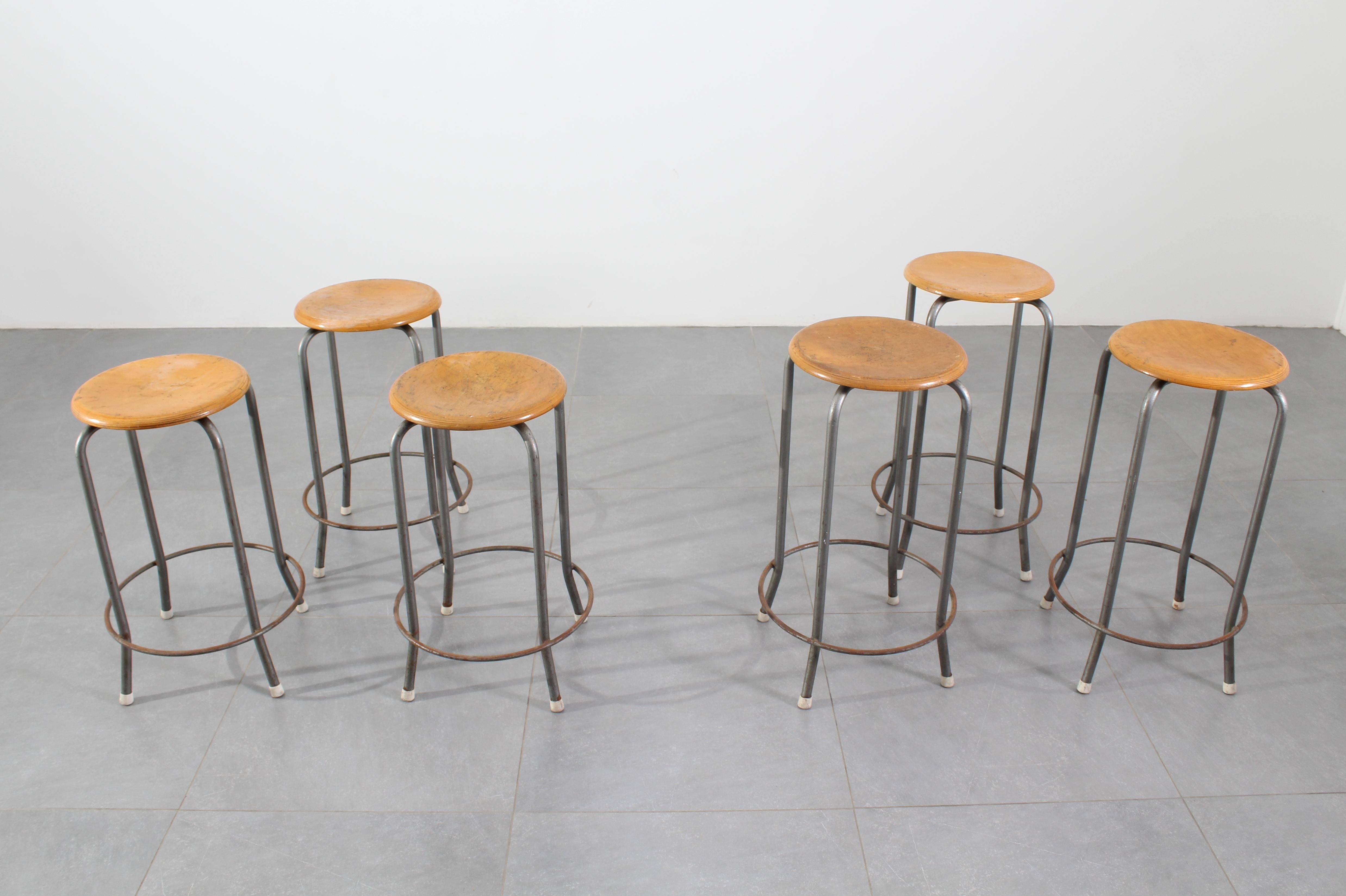 Ensemble de six tabourets en fer et en bois de style Industrial Design du milieu du siècle, Italie des années 50 Bon état - En vente à Palermo, IT
