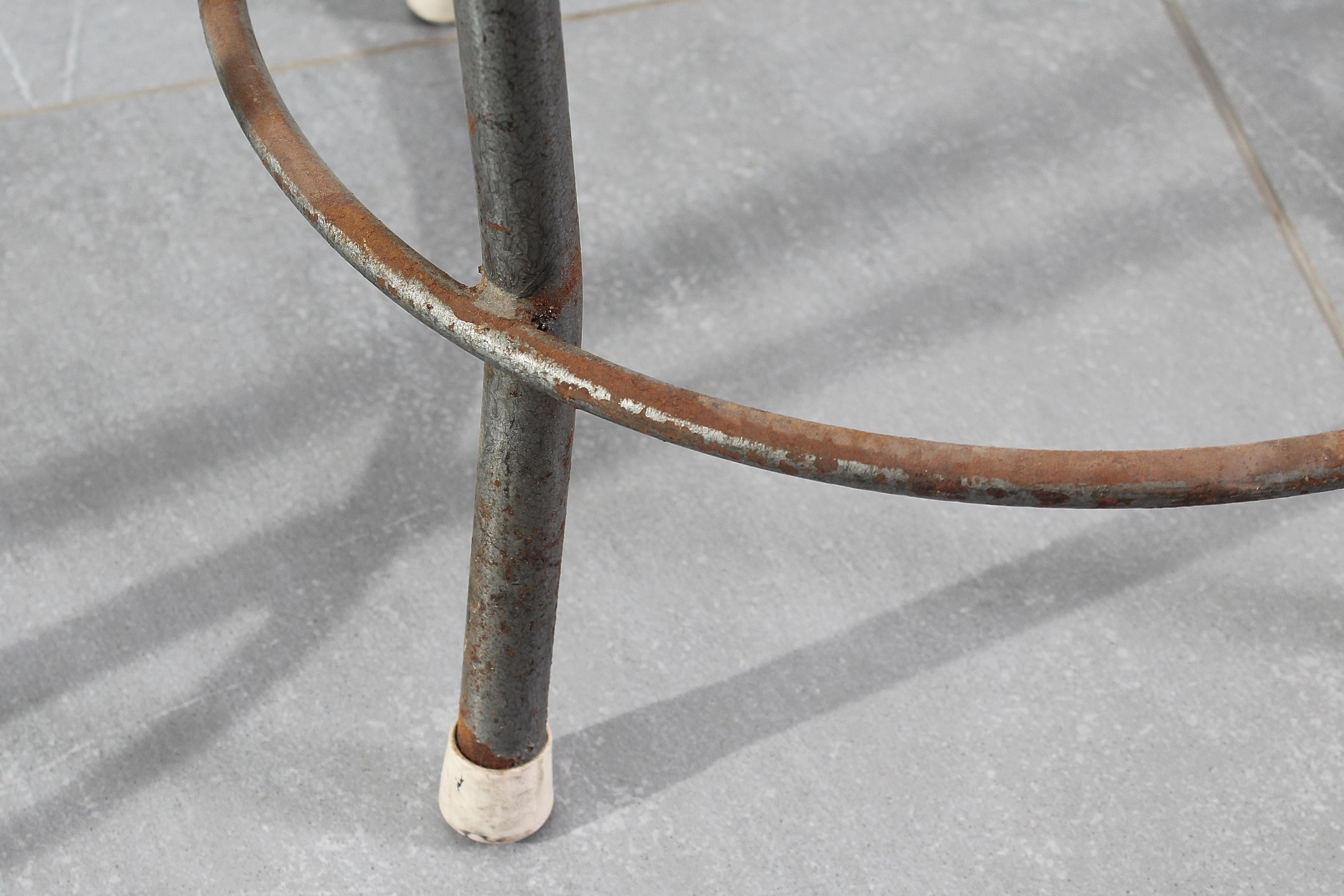 Milieu du XXe siècle Ensemble de six tabourets en fer et en bois de style Industrial Design du milieu du siècle, Italie des années 50 en vente