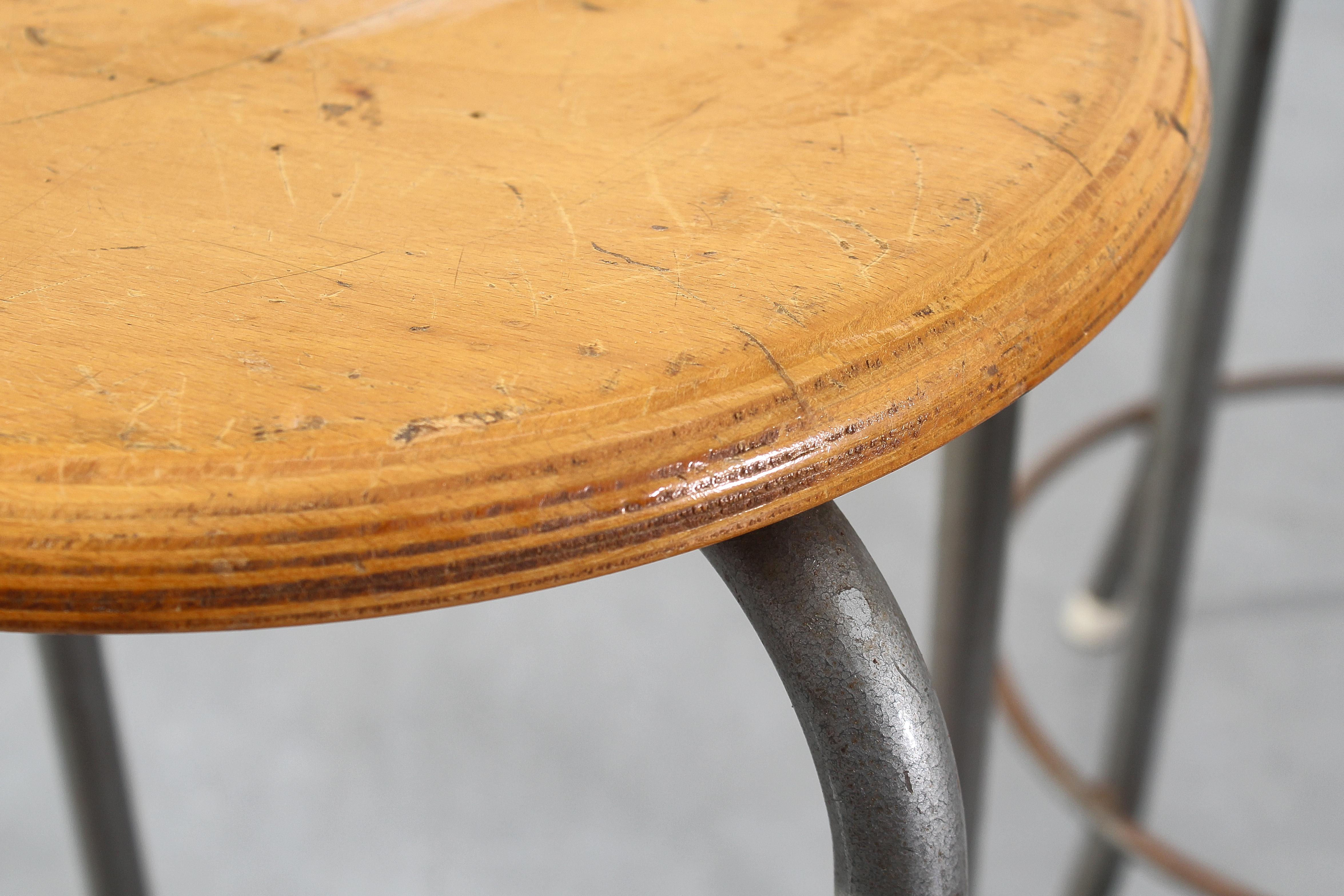 Métal Ensemble de six tabourets en fer et en bois de style Industrial Design du milieu du siècle, Italie des années 50 en vente