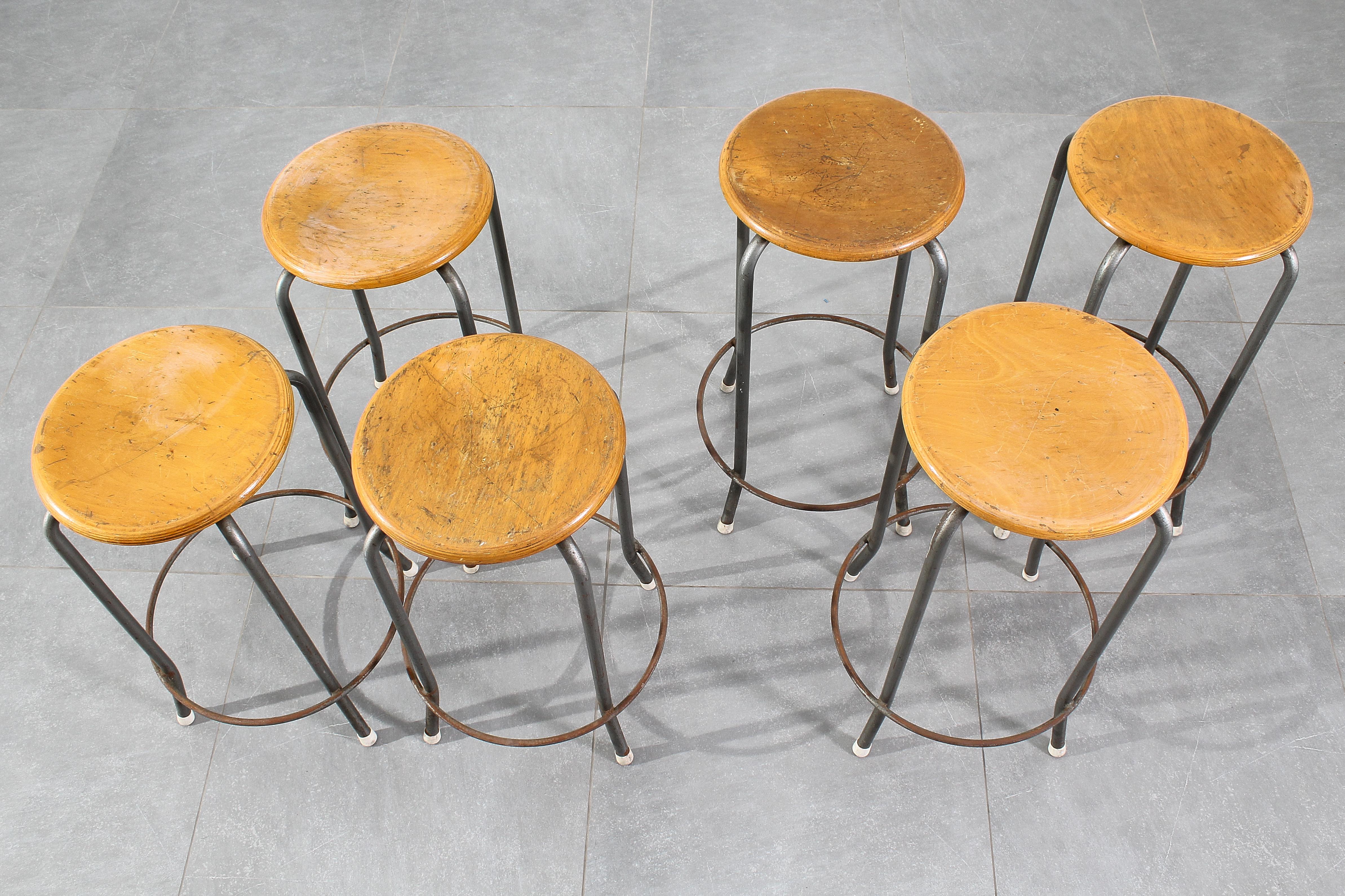 Ensemble de six tabourets en fer et en bois de style Industrial Design du milieu du siècle, Italie des années 50 en vente 1