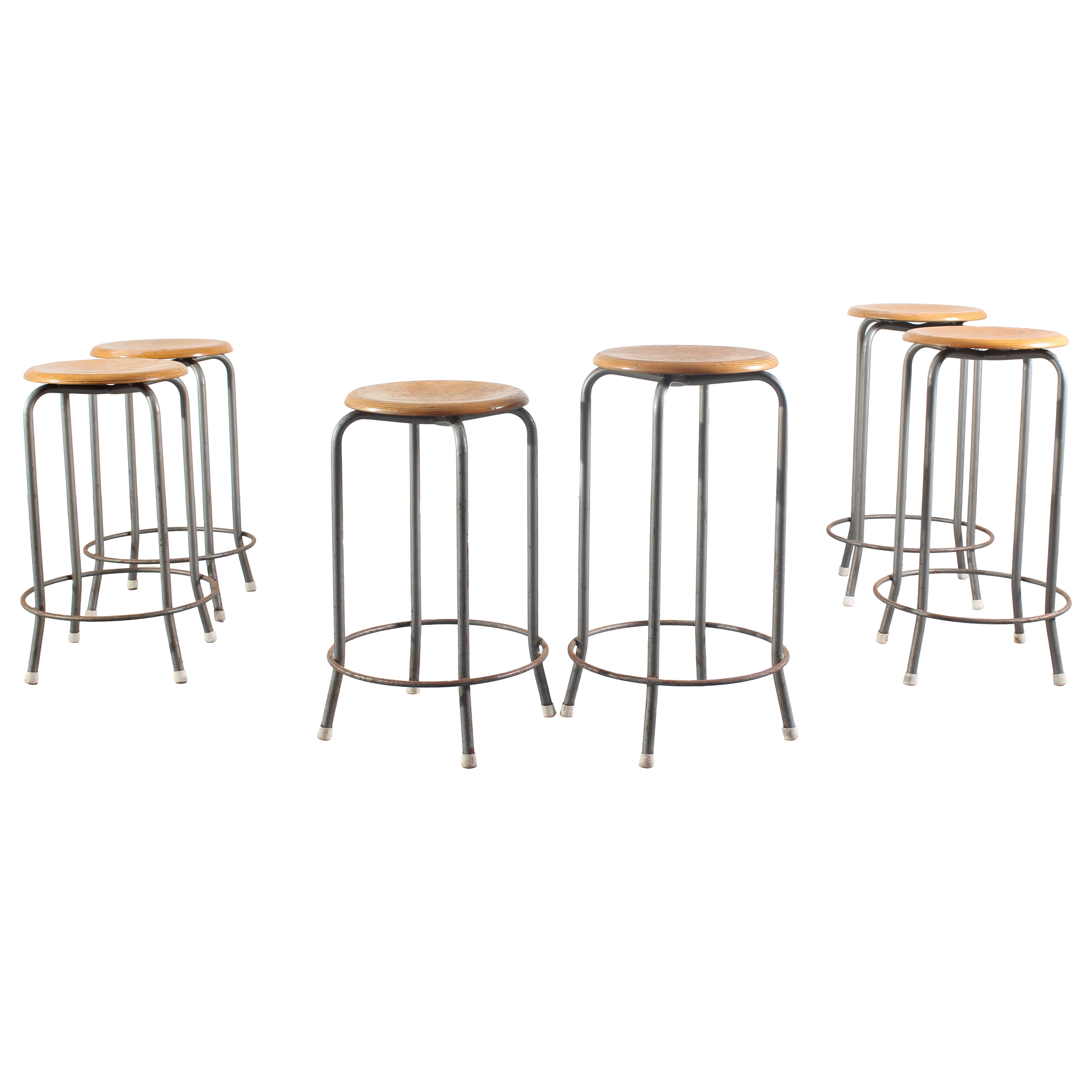 Juego de seis taburetes de hierro y madera de diseño industrial de mediados de siglo, años 50 Italia
