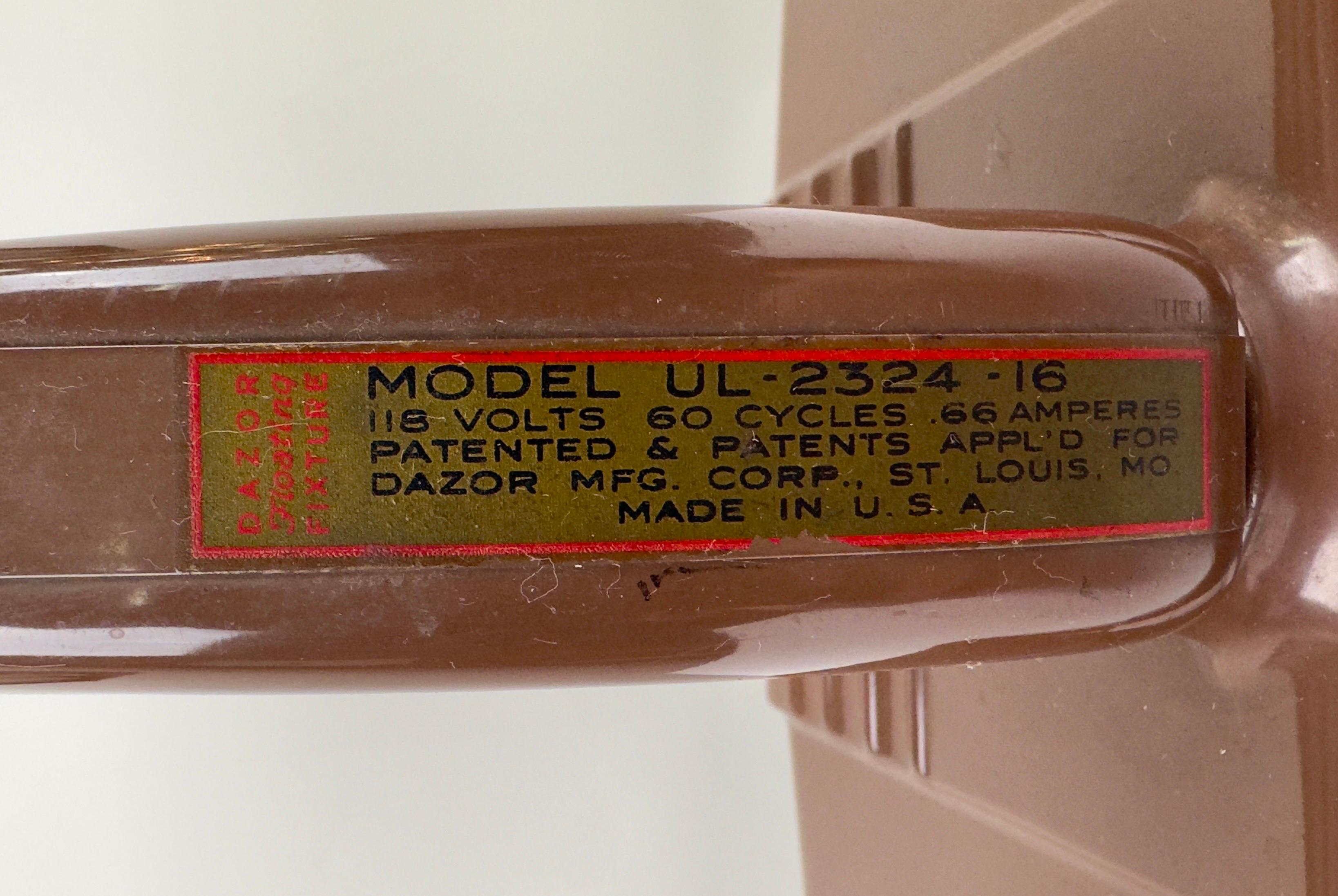Lampe de bureau industrielle flottante en métal Brown du milieu du siècle par Dazor, signée  en vente 6