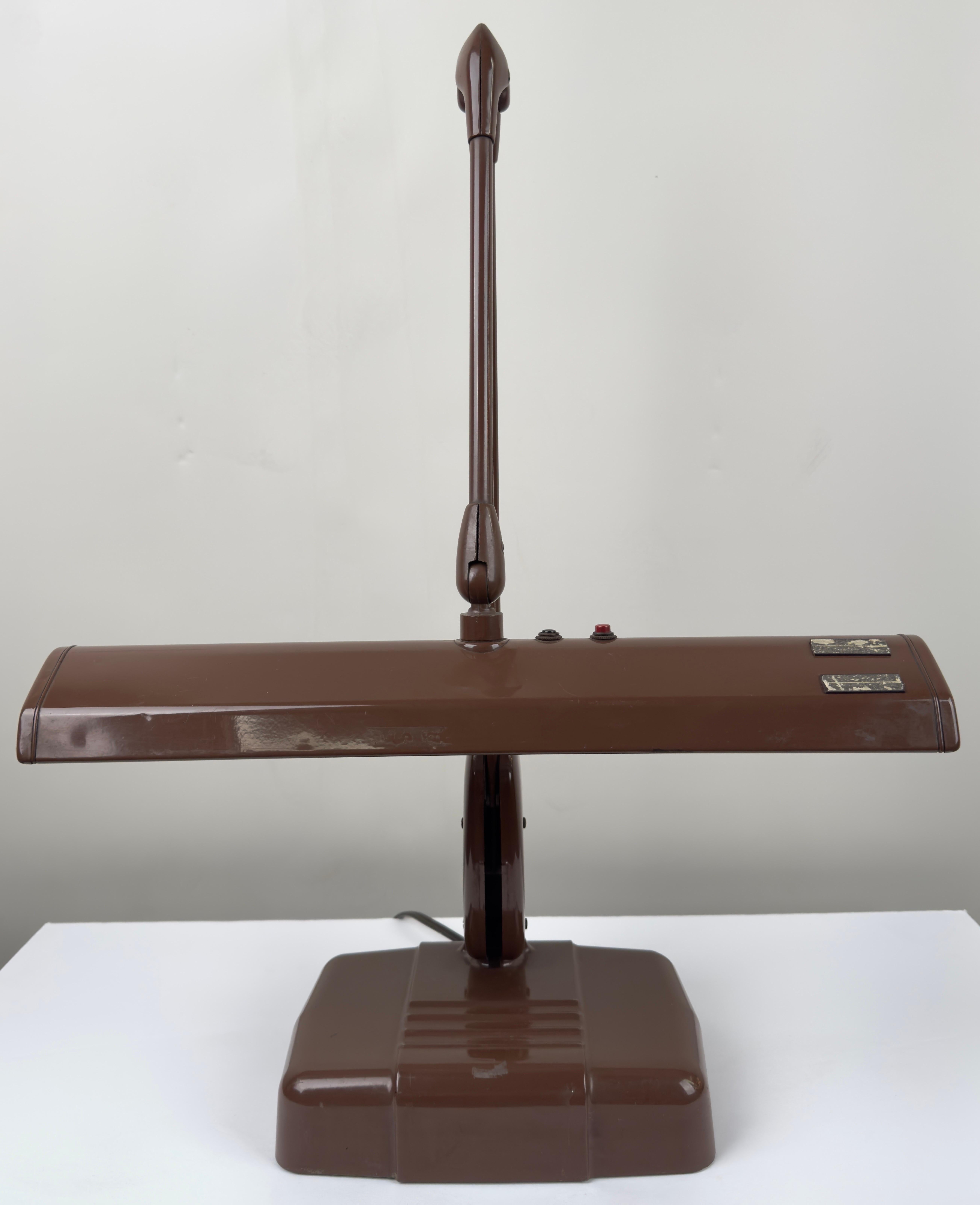 Industriel Lampe de bureau industrielle flottante en métal Brown du milieu du siècle par Dazor, signée  en vente