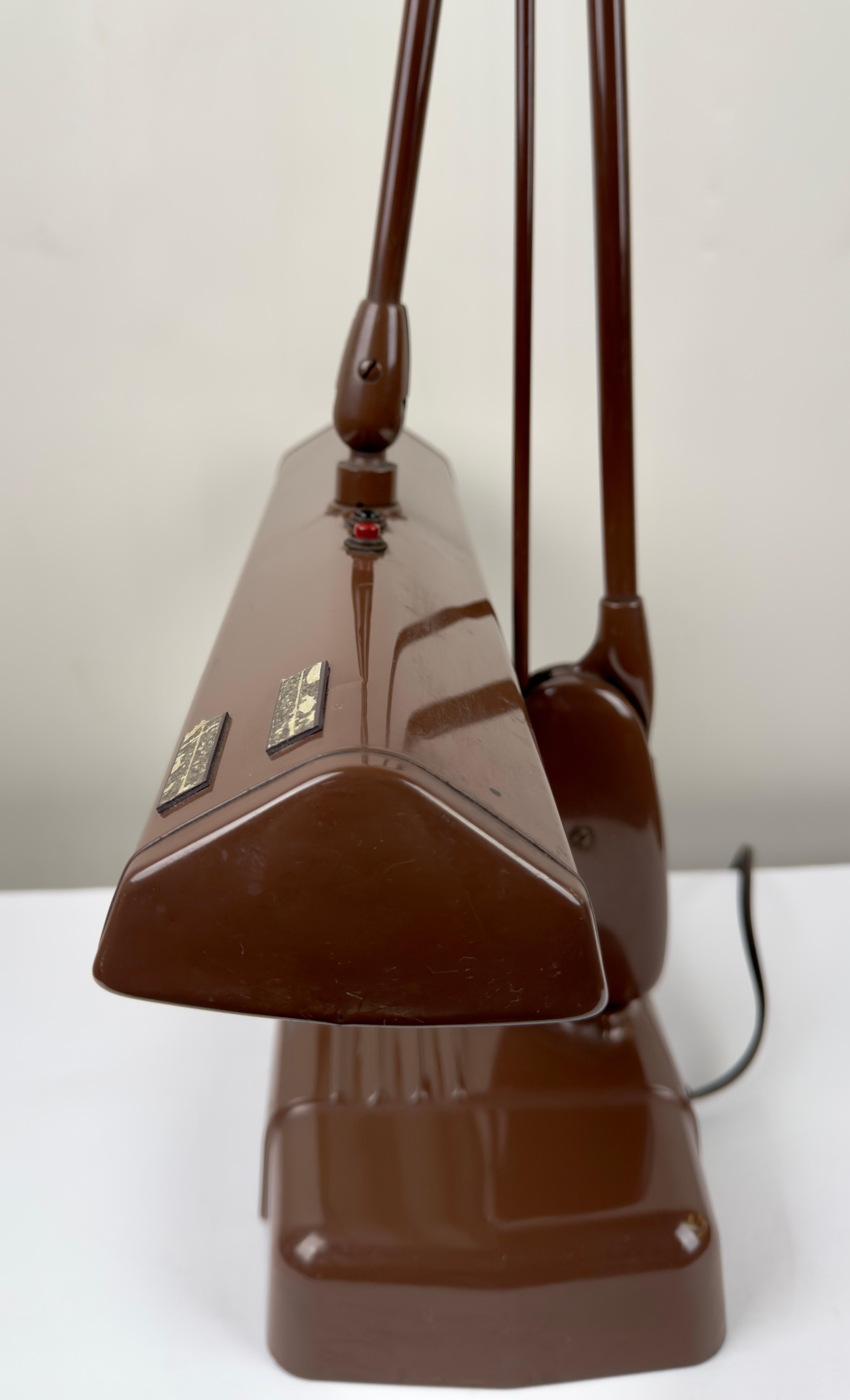 Lampe de bureau industrielle flottante en métal Brown du milieu du siècle par Dazor, signée  Bon état - En vente à Plainview, NY