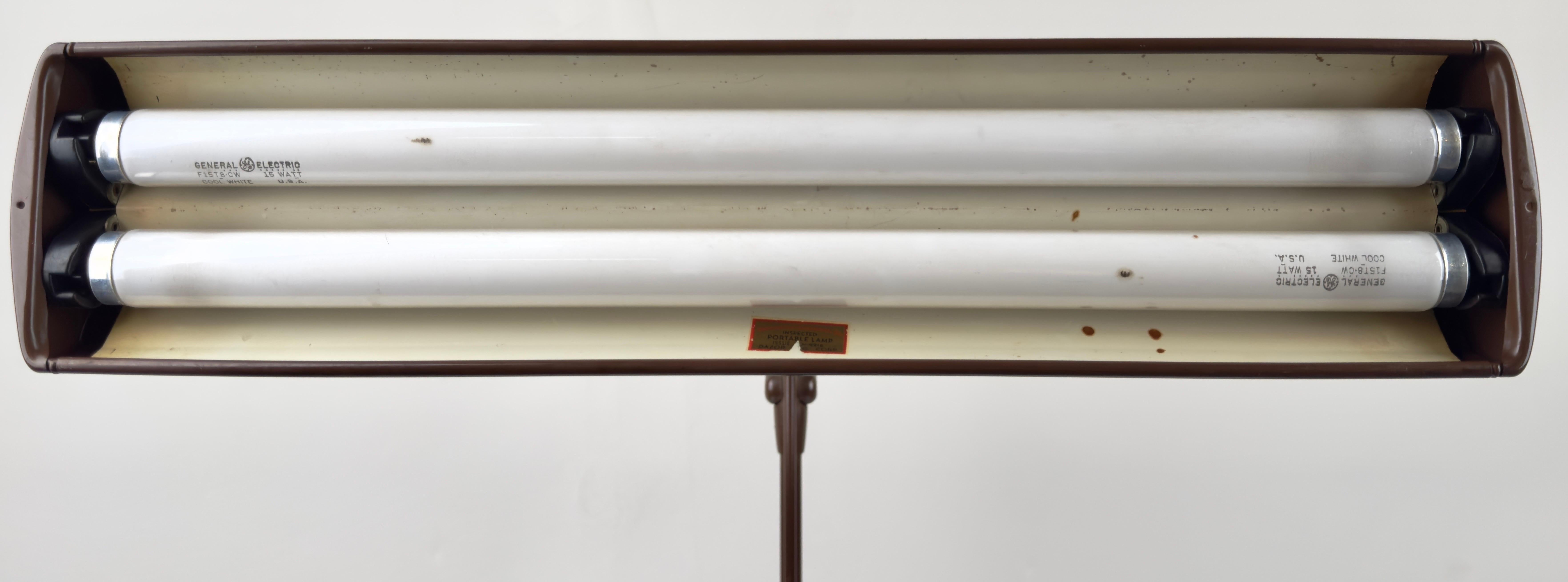 Schwebende braune Metall-Schreibtischlampe aus der Mitte des Jahrhunderts von Dazor, signiert  im Angebot 3