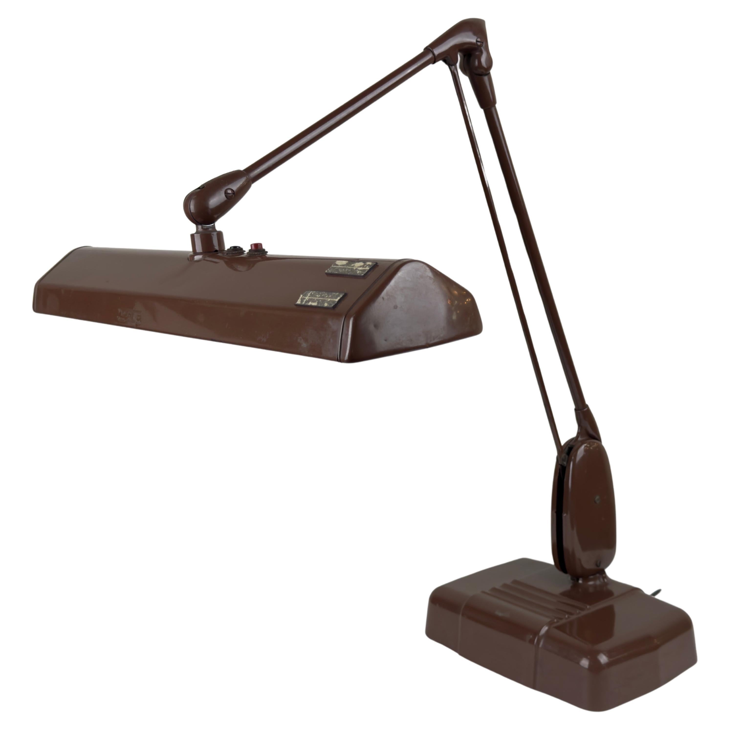 Lampe de bureau industrielle flottante en métal Brown du milieu du siècle par Dazor, signée 