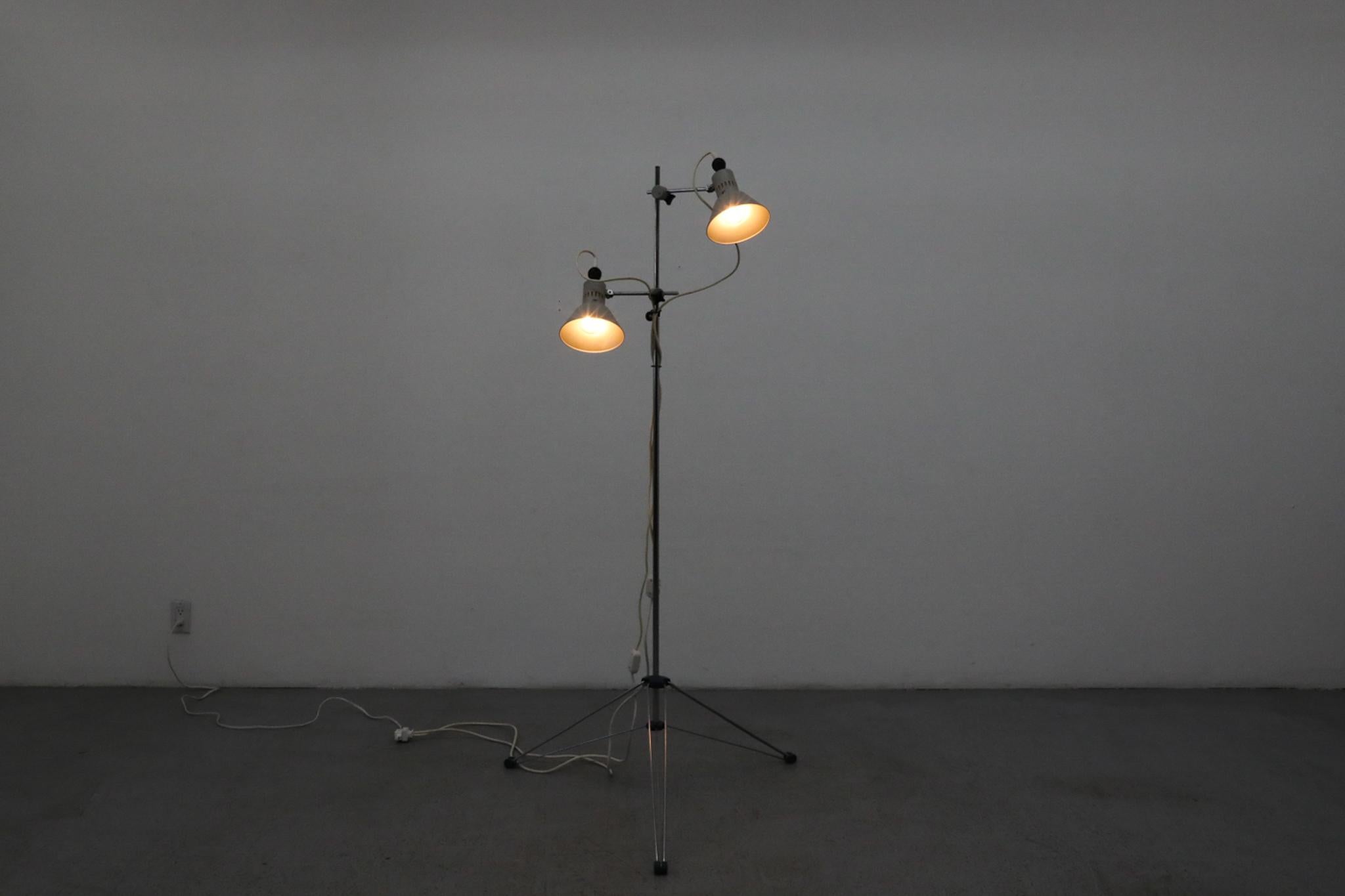 Lampada da terra industriale di metà secolo con doppi punti e base a treppiede pieghevole in vendita 2