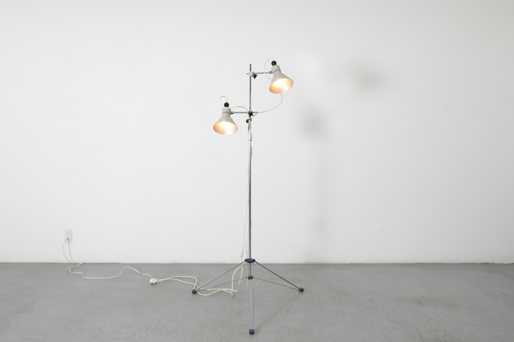 Lampada da terra industriale di metà secolo con doppi punti e base a treppiede pieghevole in vendita 3