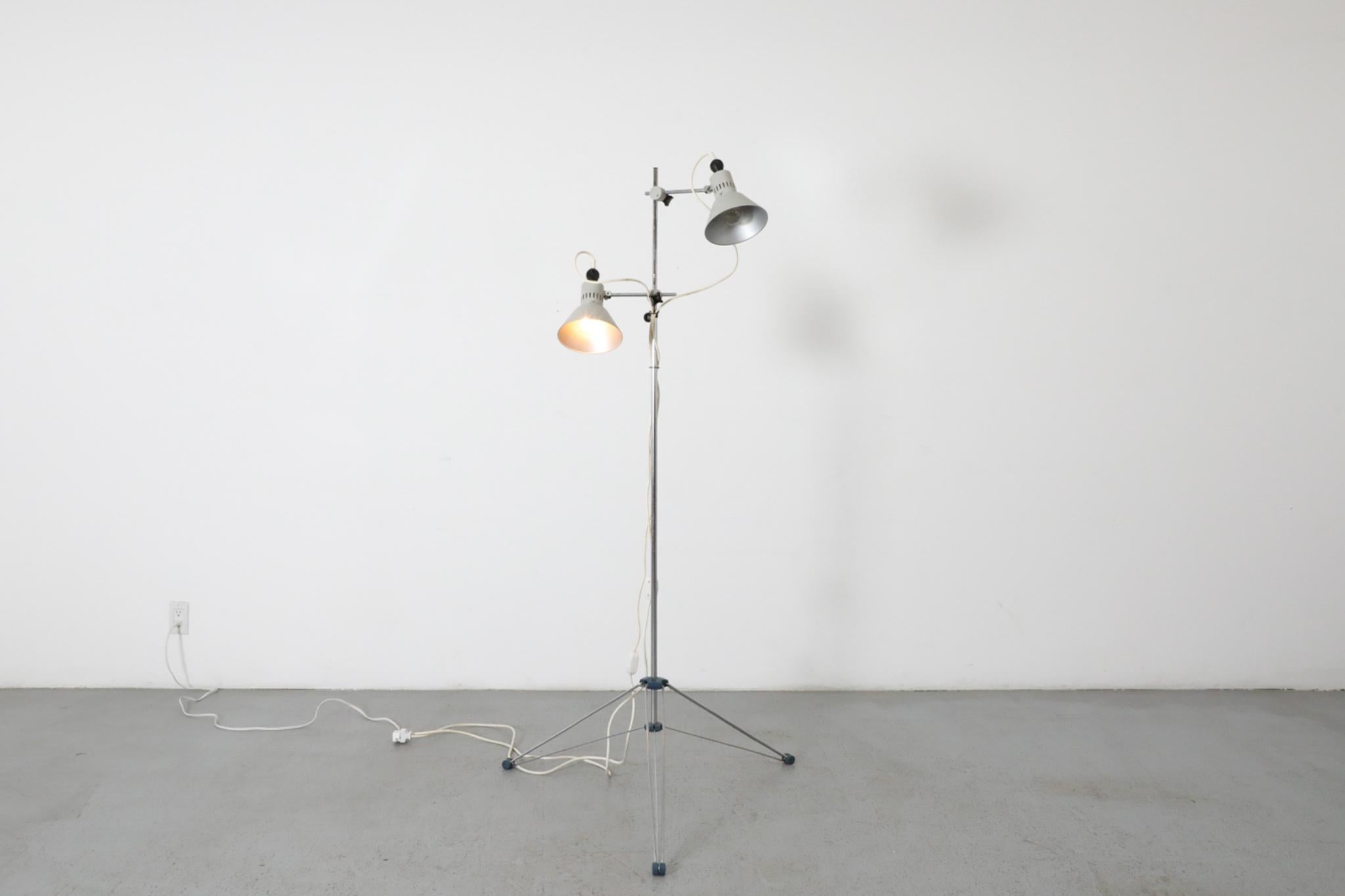 Lampada da terra industriale di metà secolo con doppi punti e base a treppiede pieghevole in vendita 4