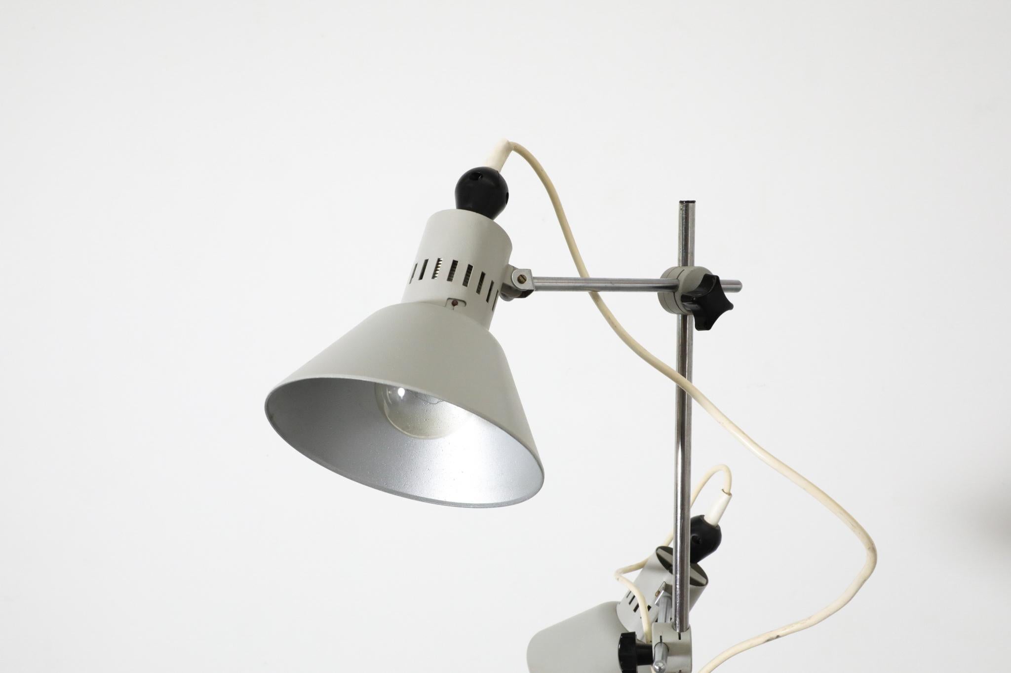 Lampada da terra industriale di metà secolo con doppi punti e base a treppiede pieghevole in vendita 6