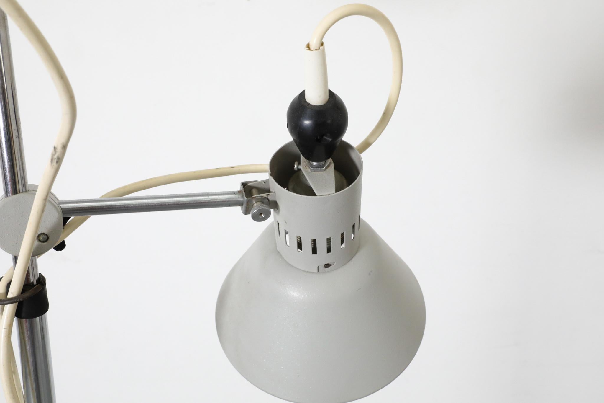 Lampada da terra industriale di metà secolo con doppi punti e base a treppiede pieghevole in vendita 7