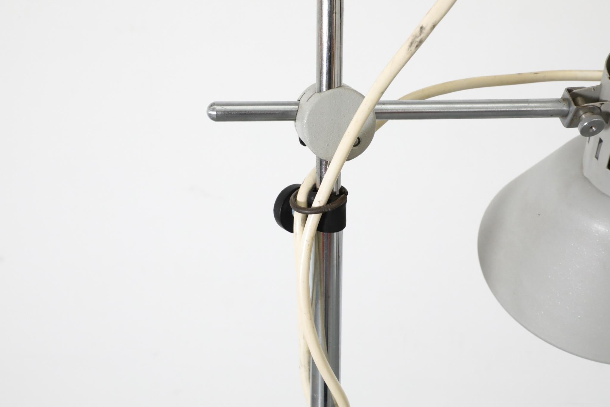 Lampada da terra industriale di metà secolo con doppi punti e base a treppiede pieghevole in vendita 8