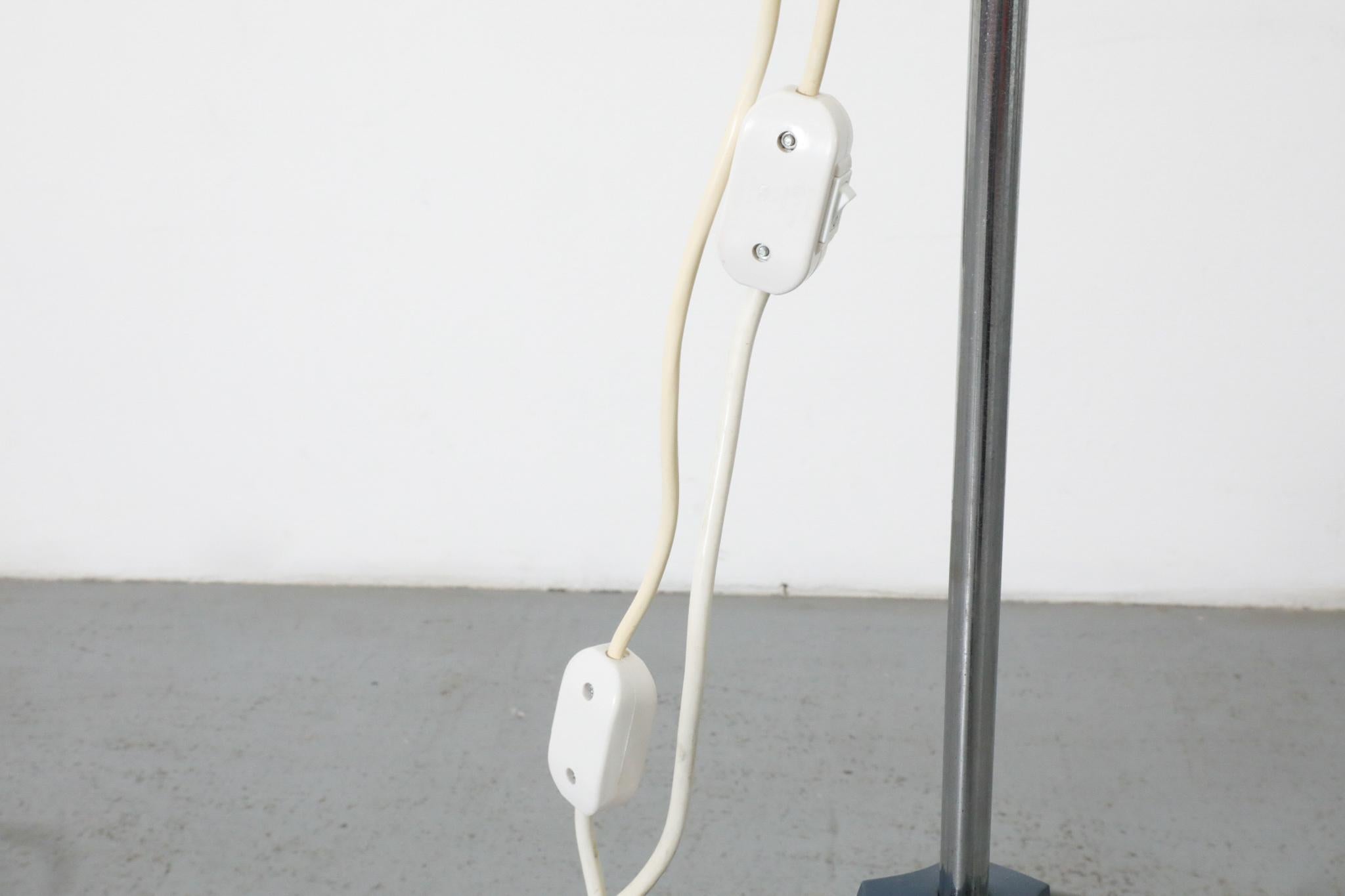 Lampada da terra industriale di metà secolo con doppi punti e base a treppiede pieghevole in vendita 10