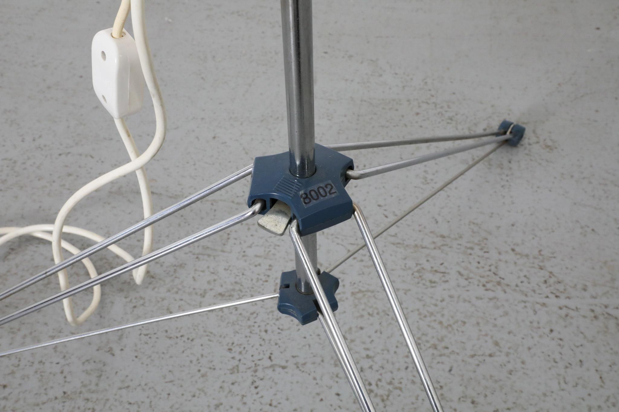 Lampada da terra industriale di metà secolo con doppi punti e base a treppiede pieghevole in vendita 11