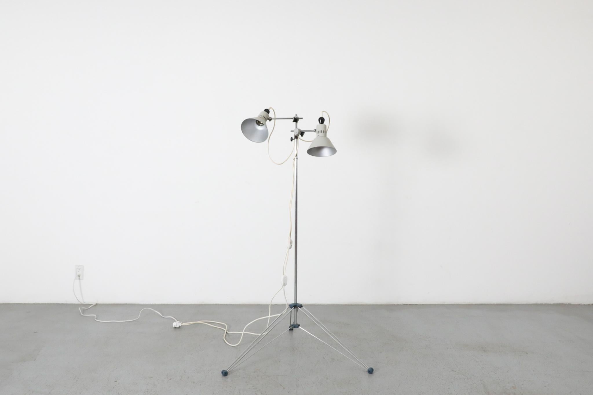Lampada da terra industriale di metà secolo con doppi punti e base a treppiede pieghevole In condizioni buone in vendita a Los Angeles, CA