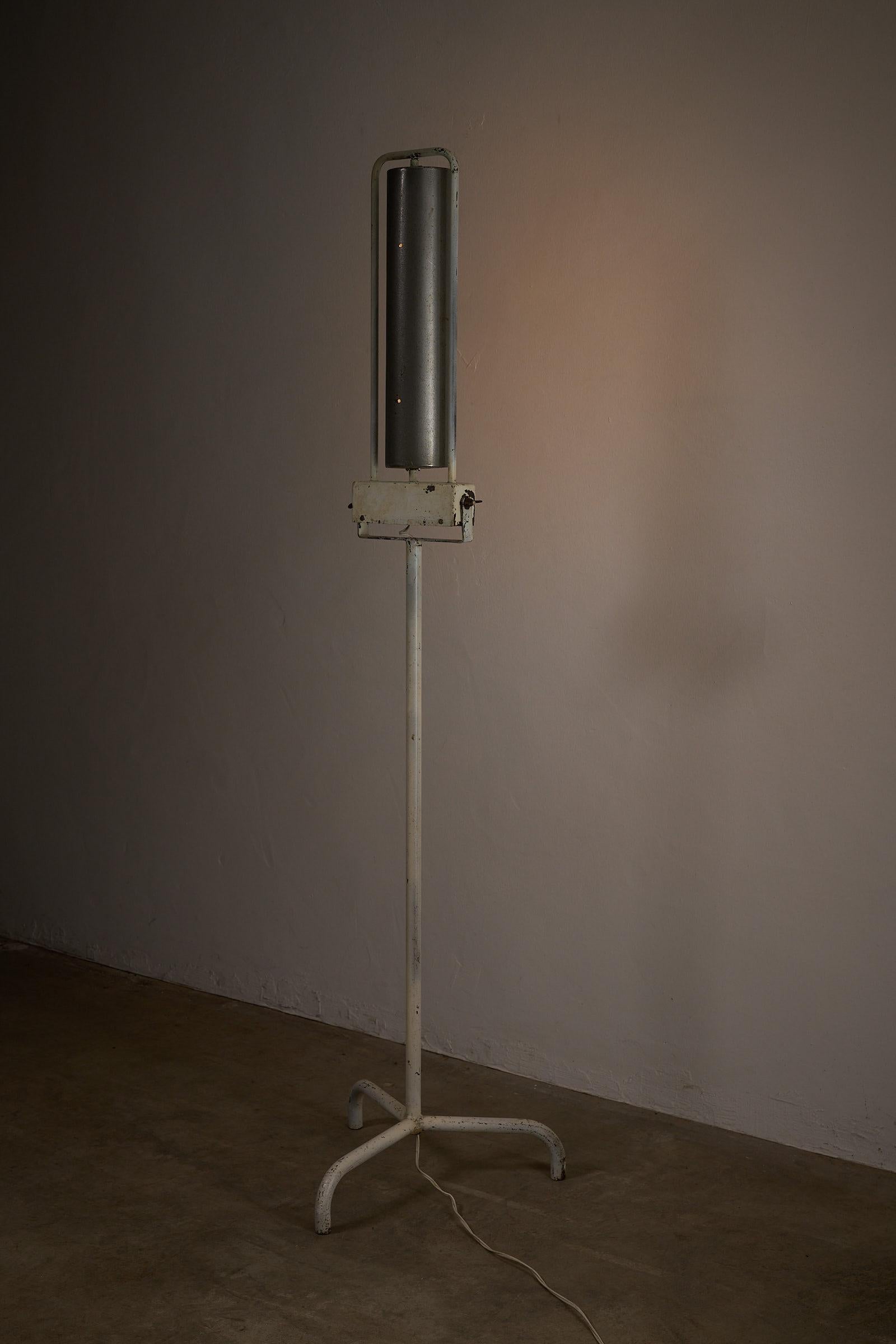 Lampada da terra medica industriale di metà secolo in smalto bianco e acciaio in vendita 3