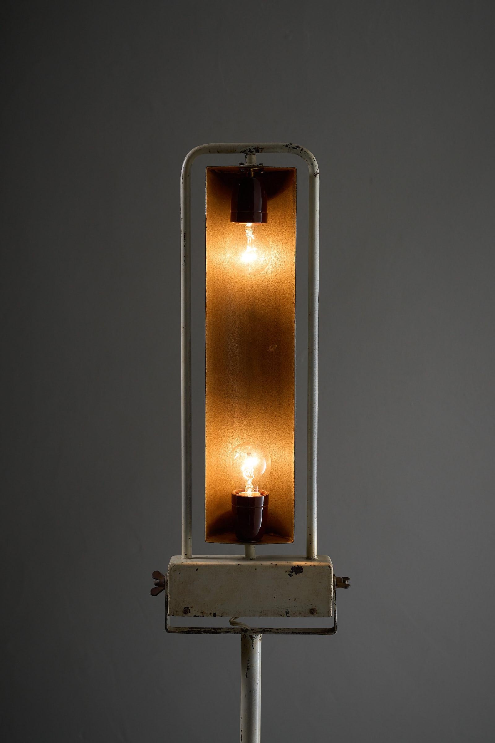 Lampada medica europea a treppiede regolabile degli anni '50 con riflettore cilindrico

Esempio di utilità industriale di metà secolo, questa lampada da terra fu originariamente progettata per uso medico o terapeutico nelle cliniche europee degli