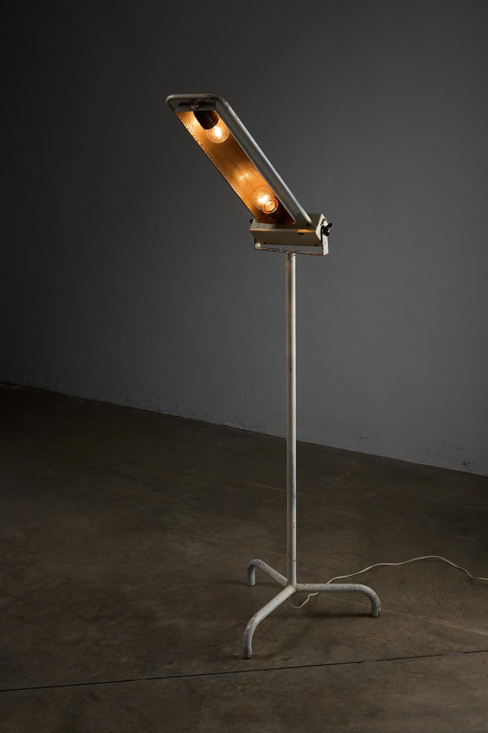 Industriale Lampada da terra medica industriale di metà secolo in smalto bianco e acciaio in vendita