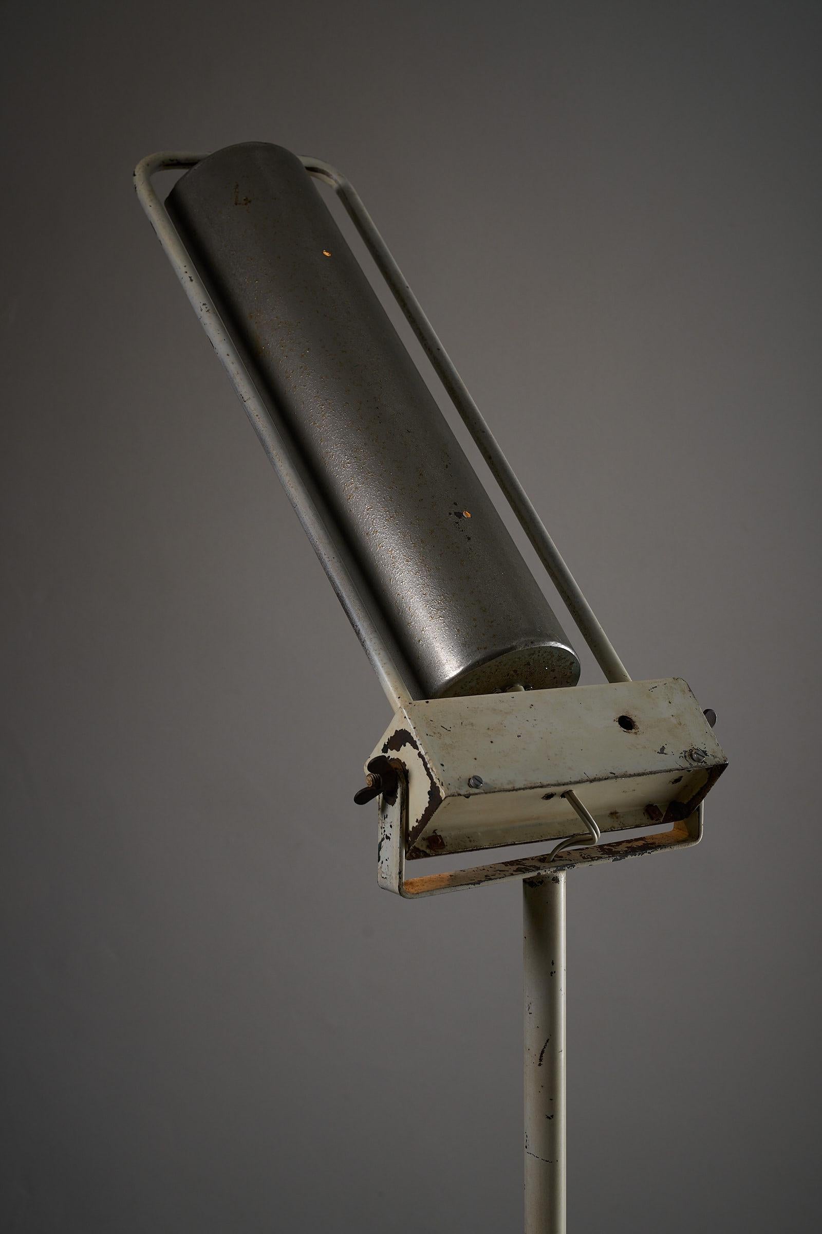 Smaltato Lampada da terra medica industriale di metà secolo in smalto bianco e acciaio in vendita