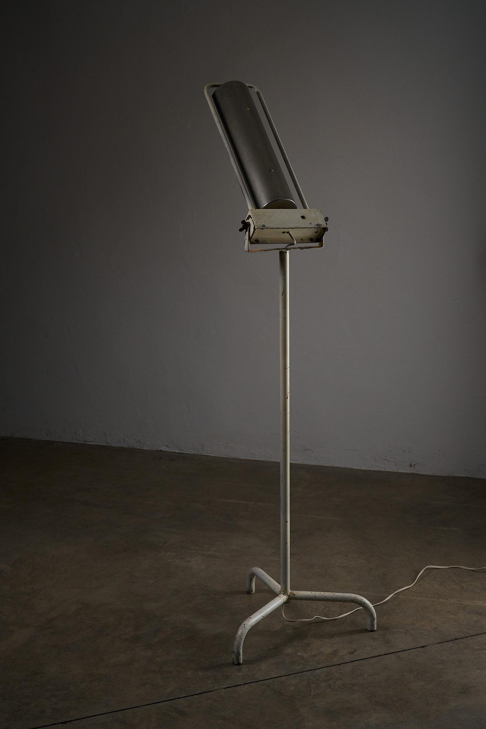 XX secolo Lampada da terra medica industriale di metà secolo in smalto bianco e acciaio in vendita