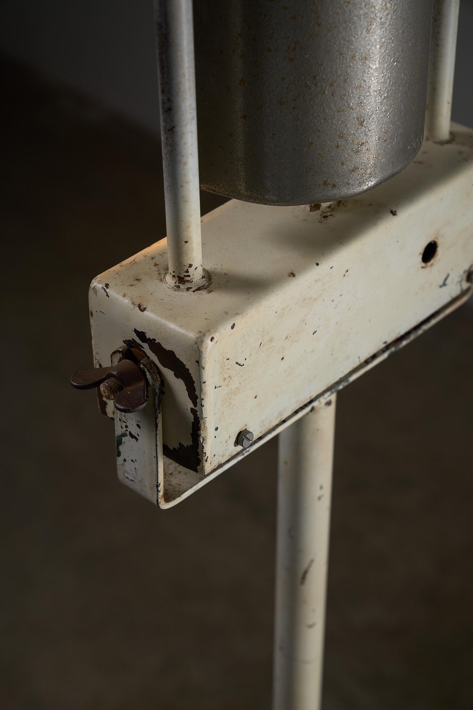 Lampada da terra medica industriale di metà secolo in smalto bianco e acciaio in vendita 1