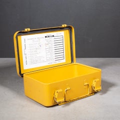 Trousse de premiers secours industrielle en métal du milieu du siècle, vers 1950