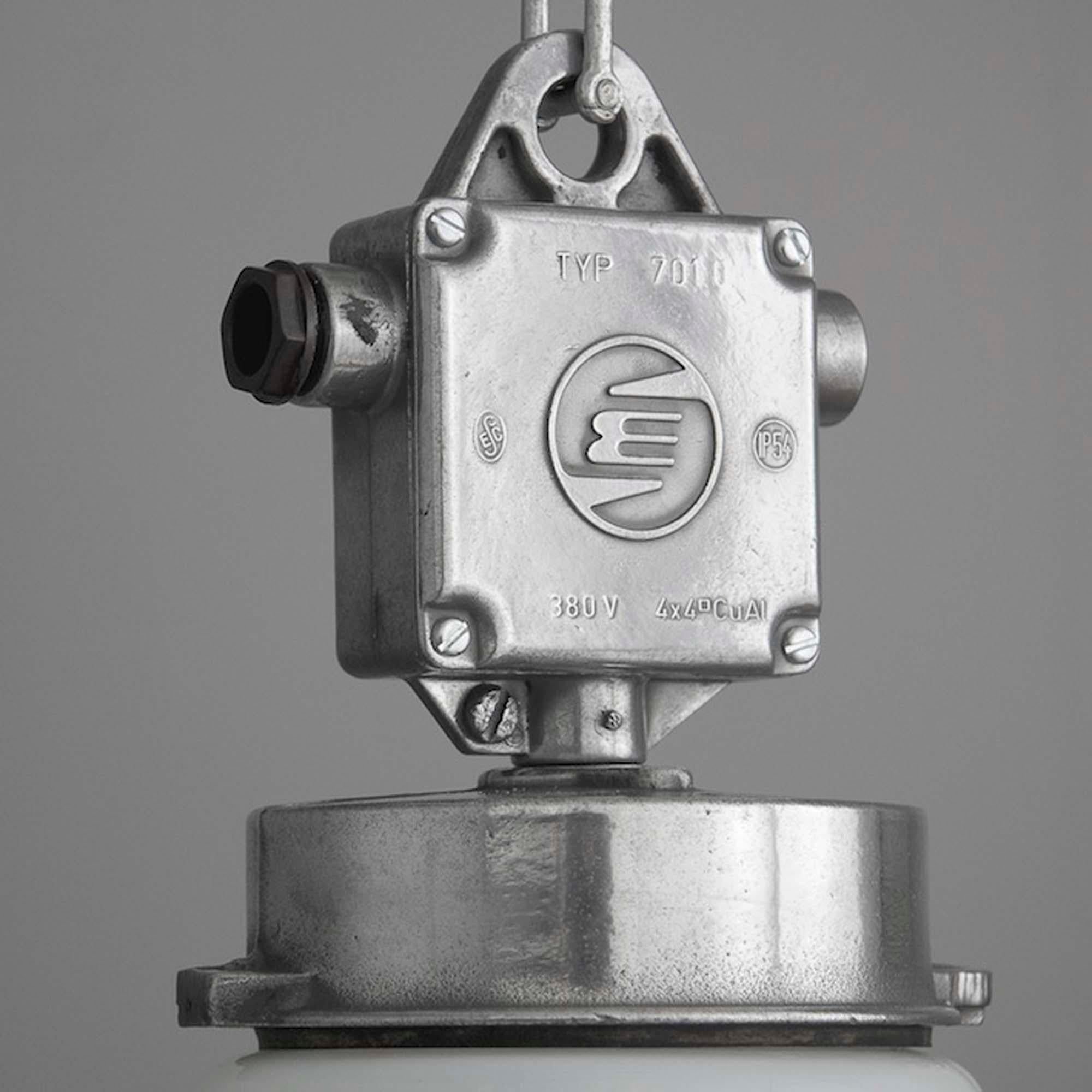 Questi pendenti industriali vintage degli anni '50, che un tempo illuminavano una fabbrica tessile nell'ex Cecoslovacchia, sono stati prodotti durante i primi anni del regime comunista nel blocco orientale. Prodotti da Elektrosvit, uno dei