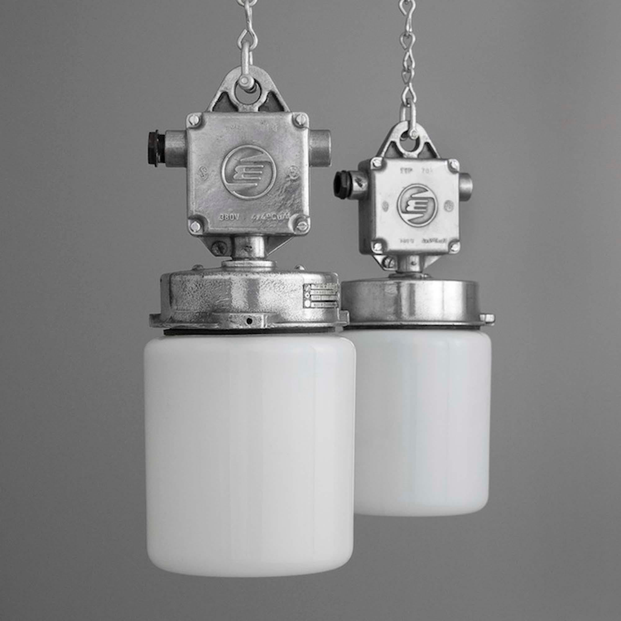 Calco Lampada a sospensione industriale opalina di metà secolo di Elektrosvit in vendita