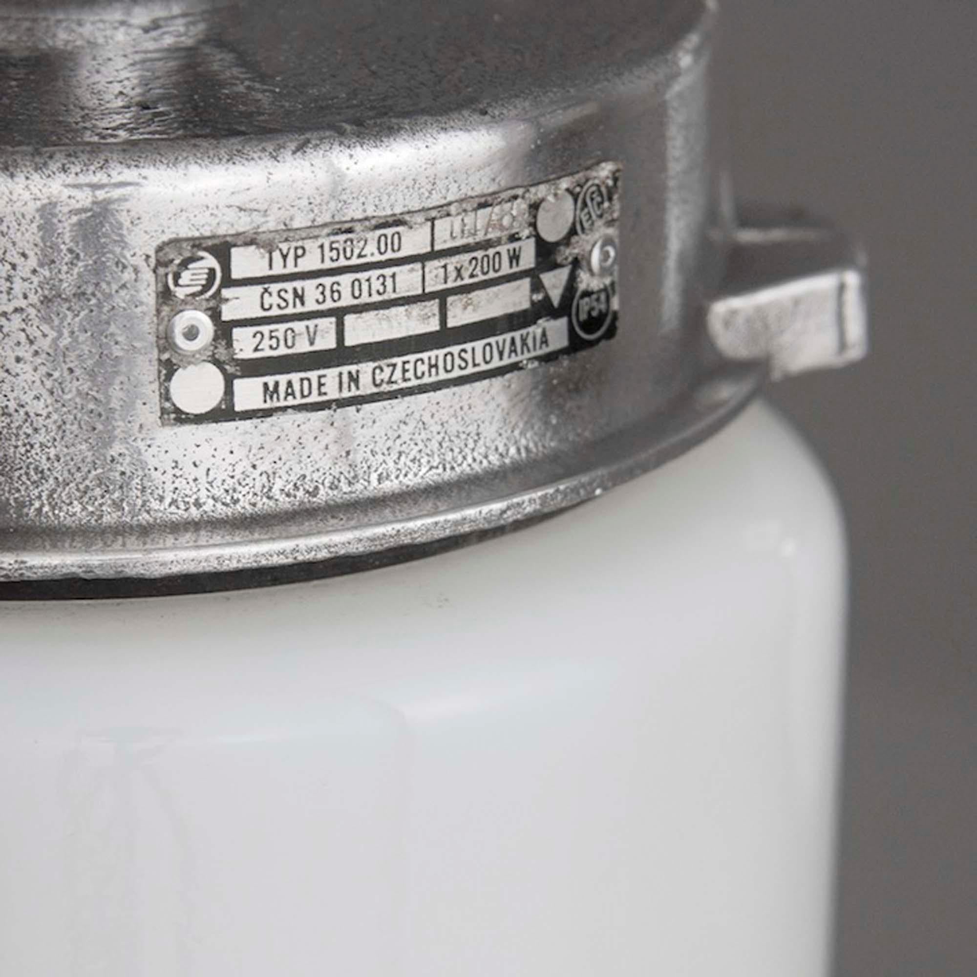 Lampada a sospensione industriale opalina di metà secolo di Elektrosvit In condizioni buone in vendita a Leicester, Leicestershire