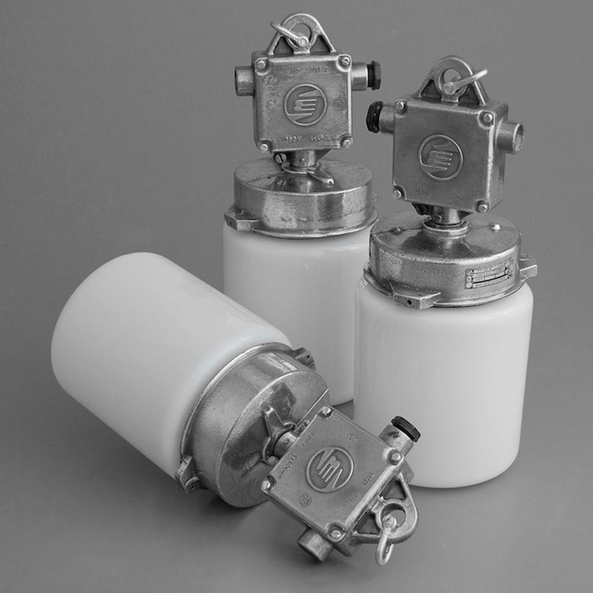 XX secolo Lampada a sospensione industriale opalina di metà secolo di Elektrosvit in vendita