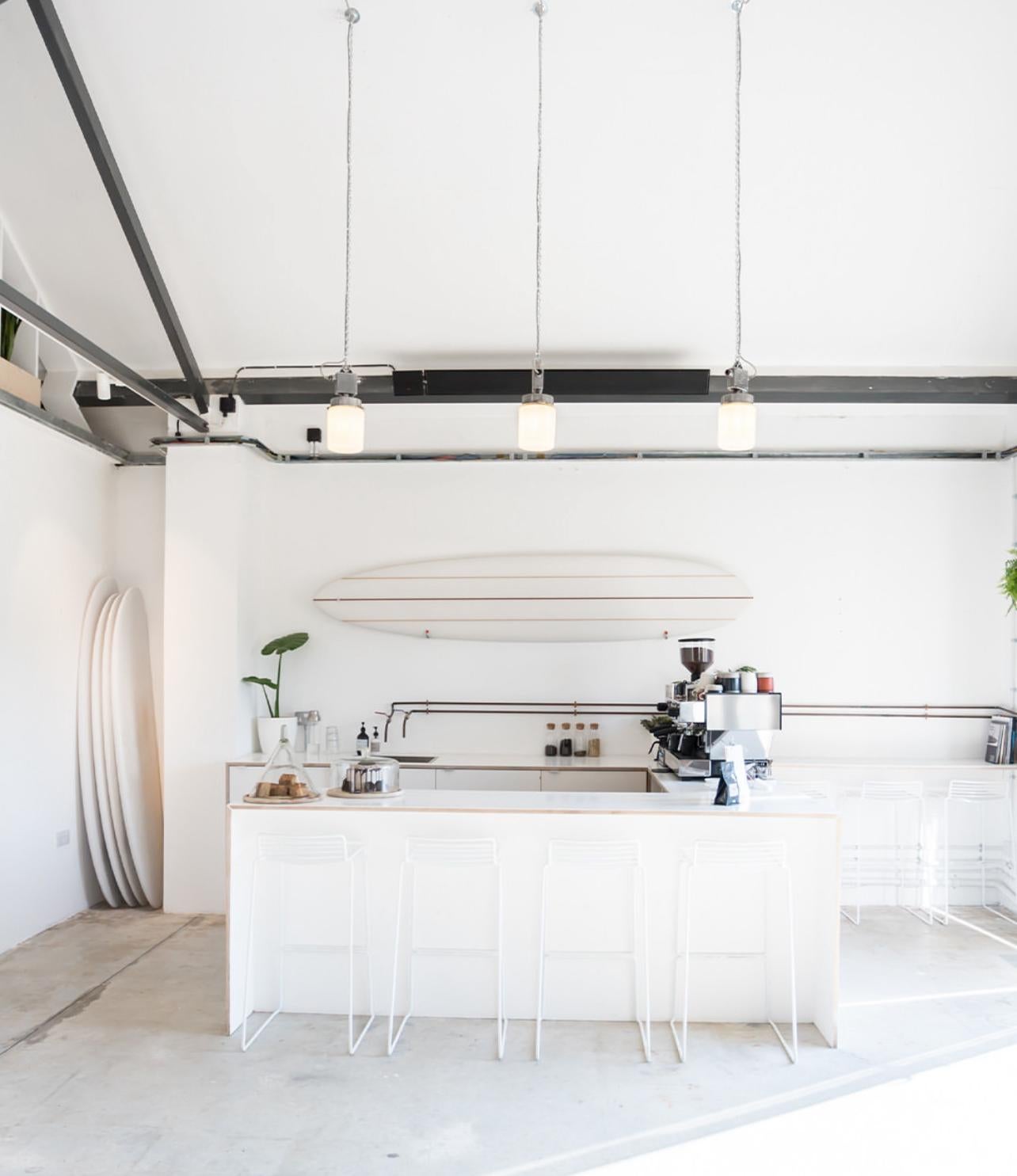 Lampada a sospensione industriale opalina di metà secolo di Elektrosvit in vendita 2