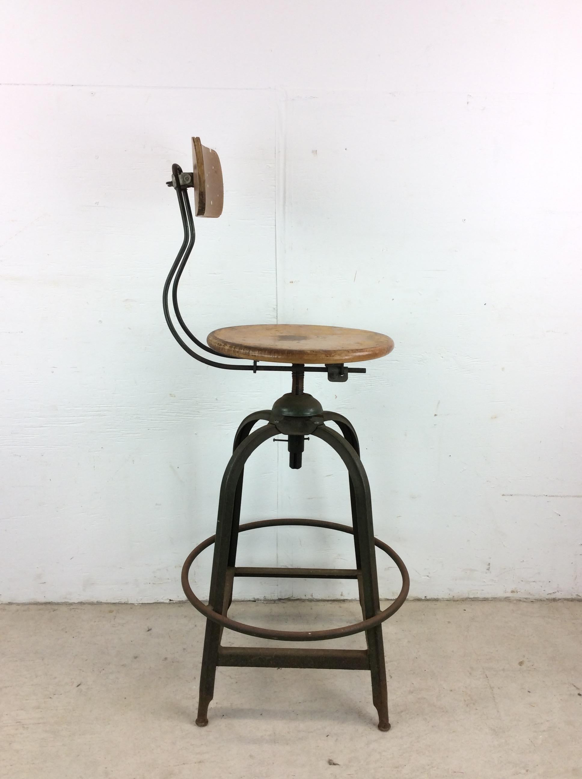 Taburete industrial de mediados de siglo con asiento giratorio en venta 3