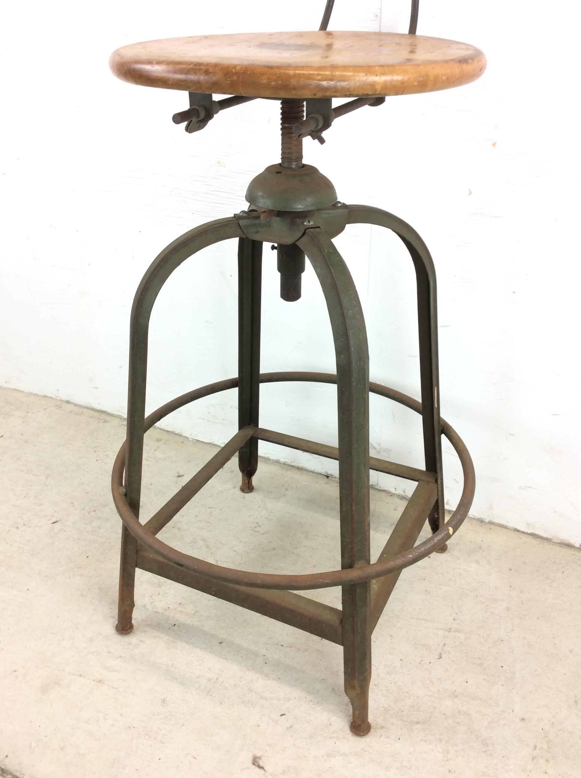 Taburete industrial de mediados de siglo con asiento giratorio en venta 5