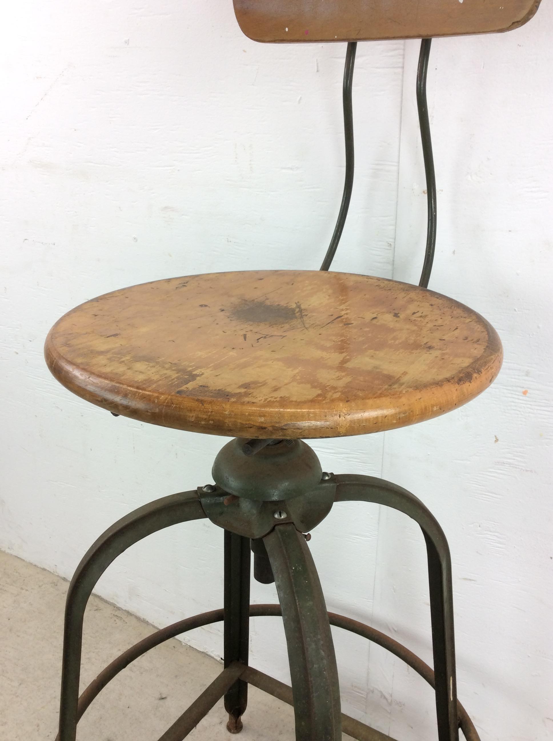 Taburete industrial de mediados de siglo con asiento giratorio en venta 6