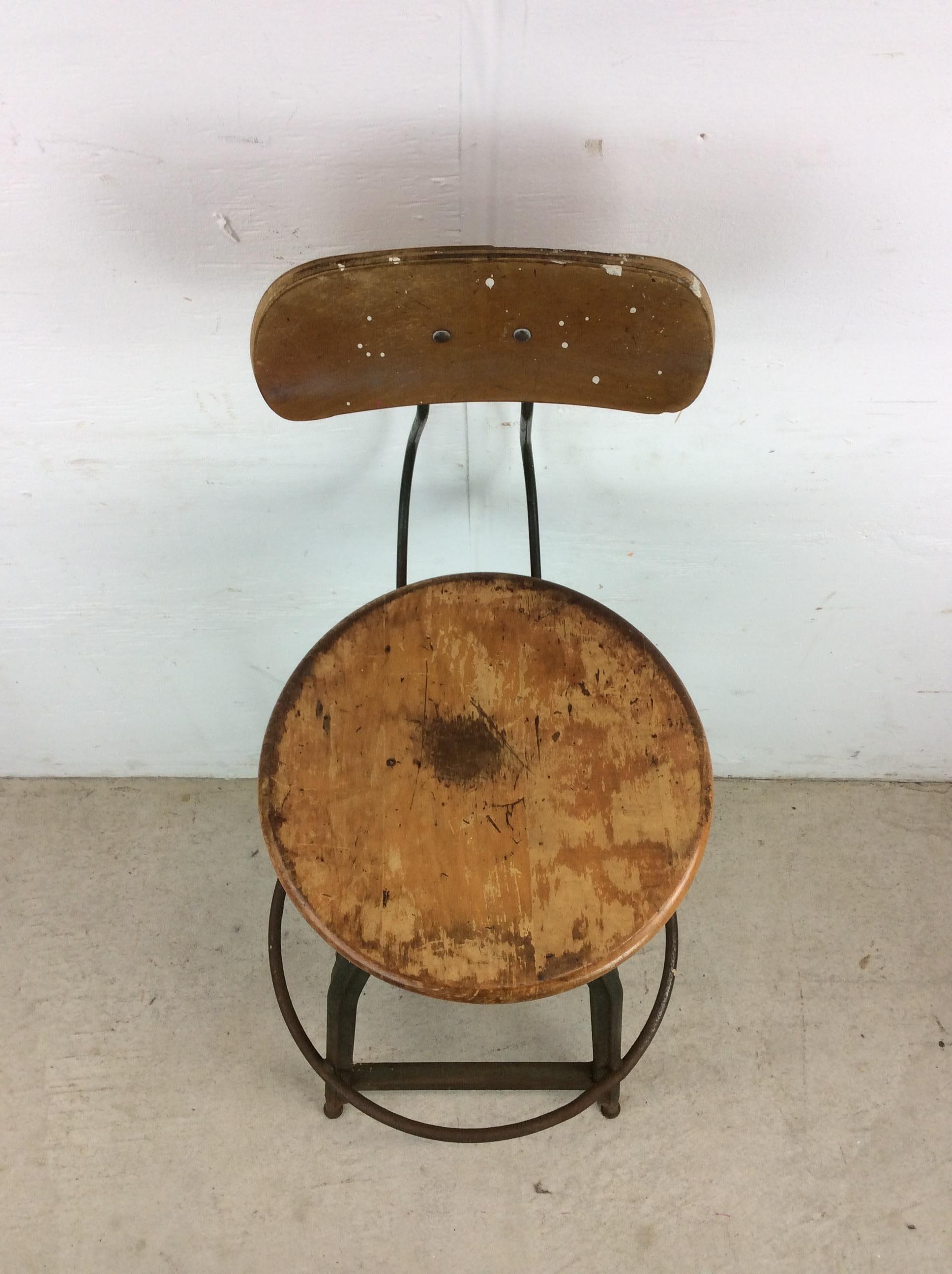Taburete industrial de mediados de siglo con asiento giratorio en venta 10