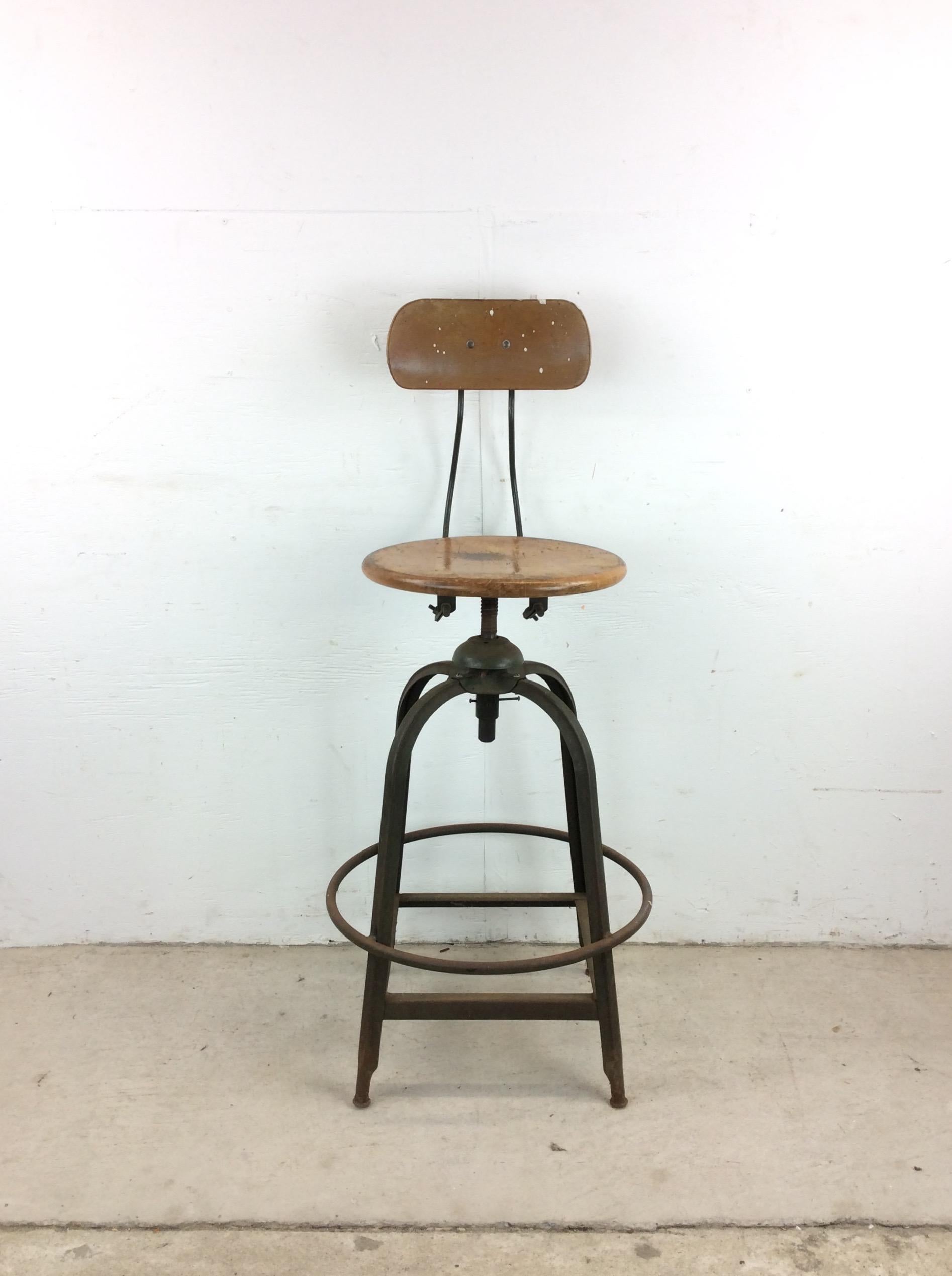 Taburete industrial de mediados de siglo con asiento giratorio en venta 11