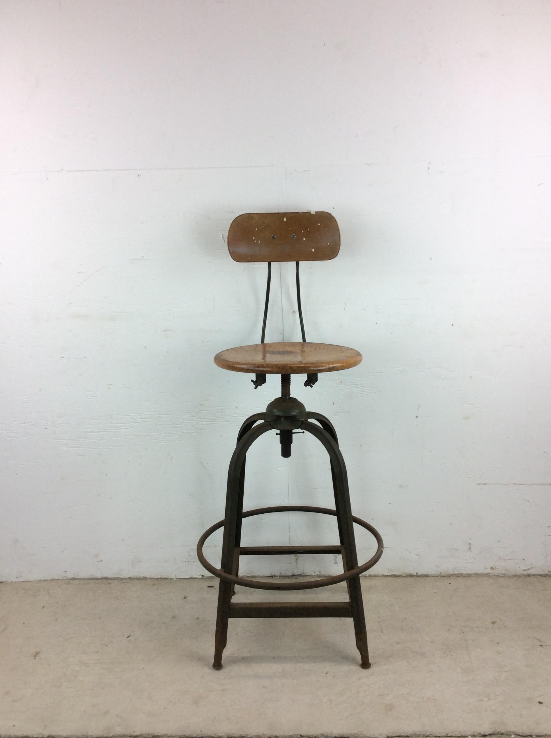 Taburete industrial de mediados de siglo con asiento giratorio en venta 12