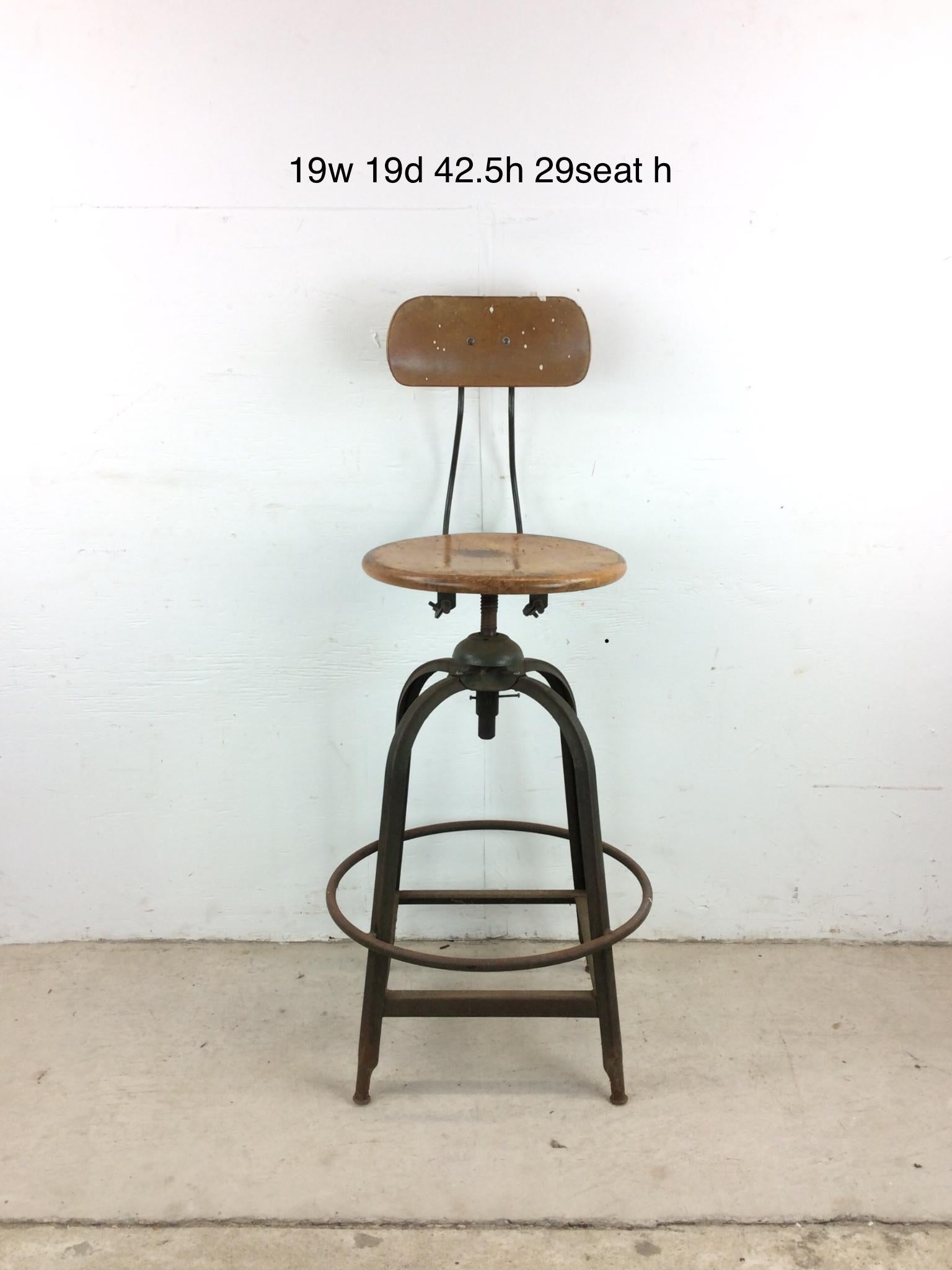 Este taburete industrial de mediados de siglo tiene una estructura metálica única, asiento de madera maciza y respaldo de madera curvada con altura regulable.u2028u2028Sillas y mesas industriales similares disponibles por separado.
u2028Dimensiones: