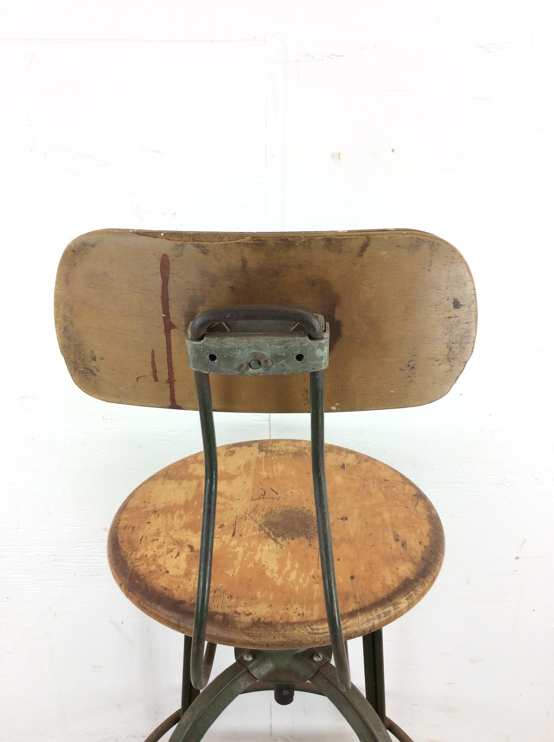 Taburete industrial de mediados de siglo con asiento giratorio siglo XX en venta