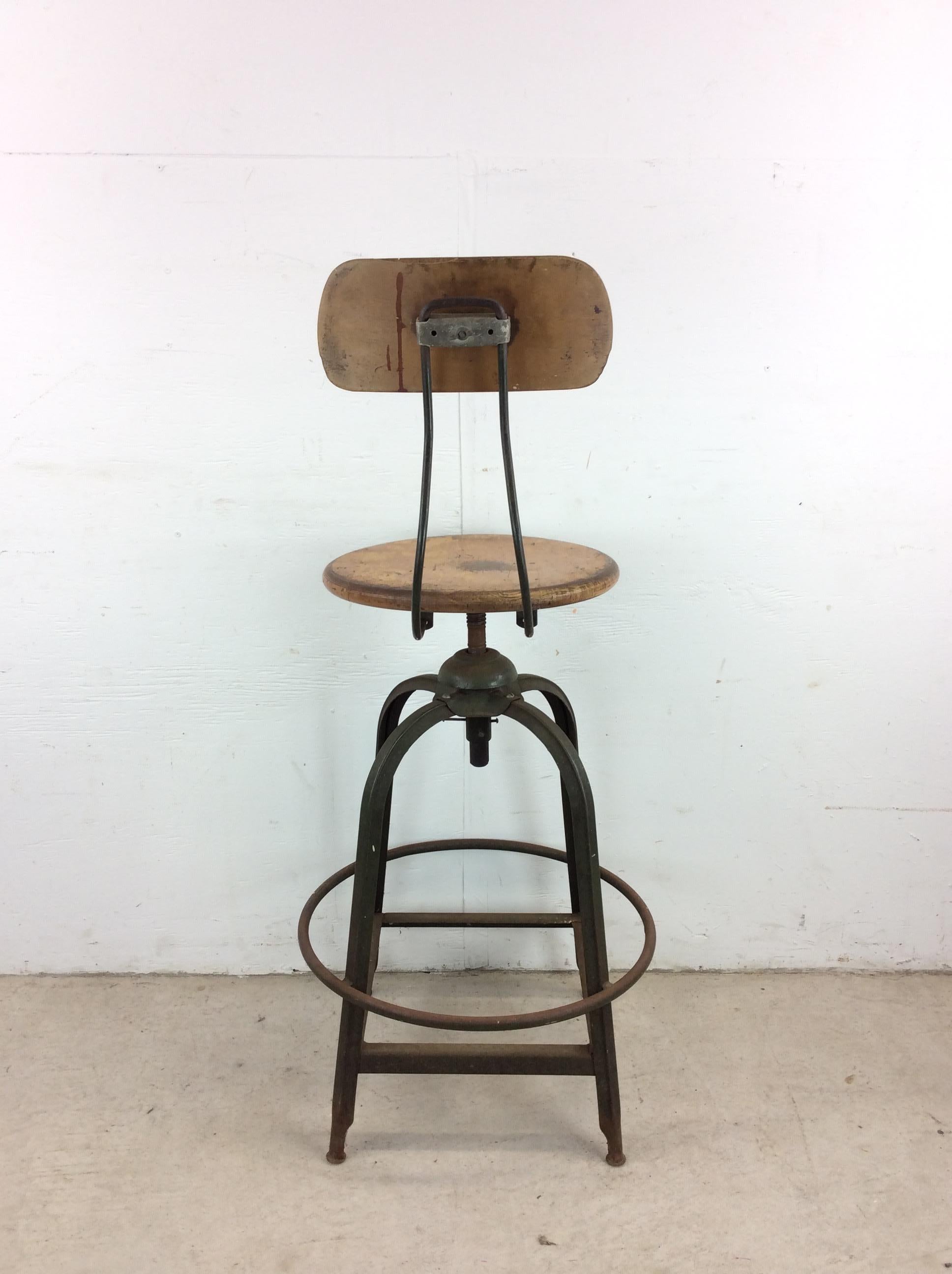 Taburete industrial de mediados de siglo con asiento giratorio Metal en venta