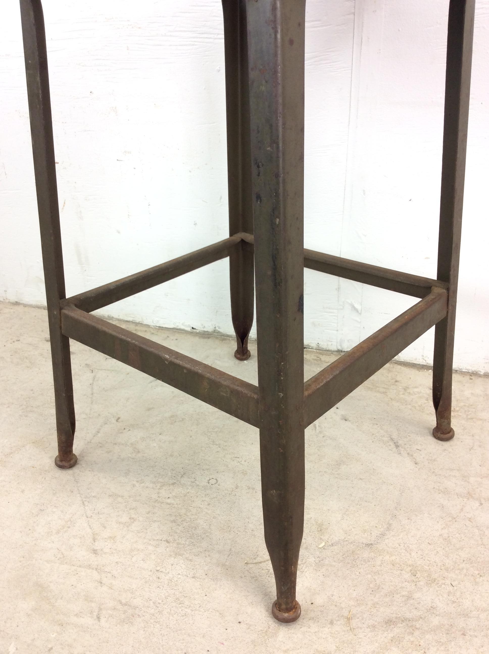 Tabouret de style industriel du milieu du siècle avec peinture verte vintage en vente 3