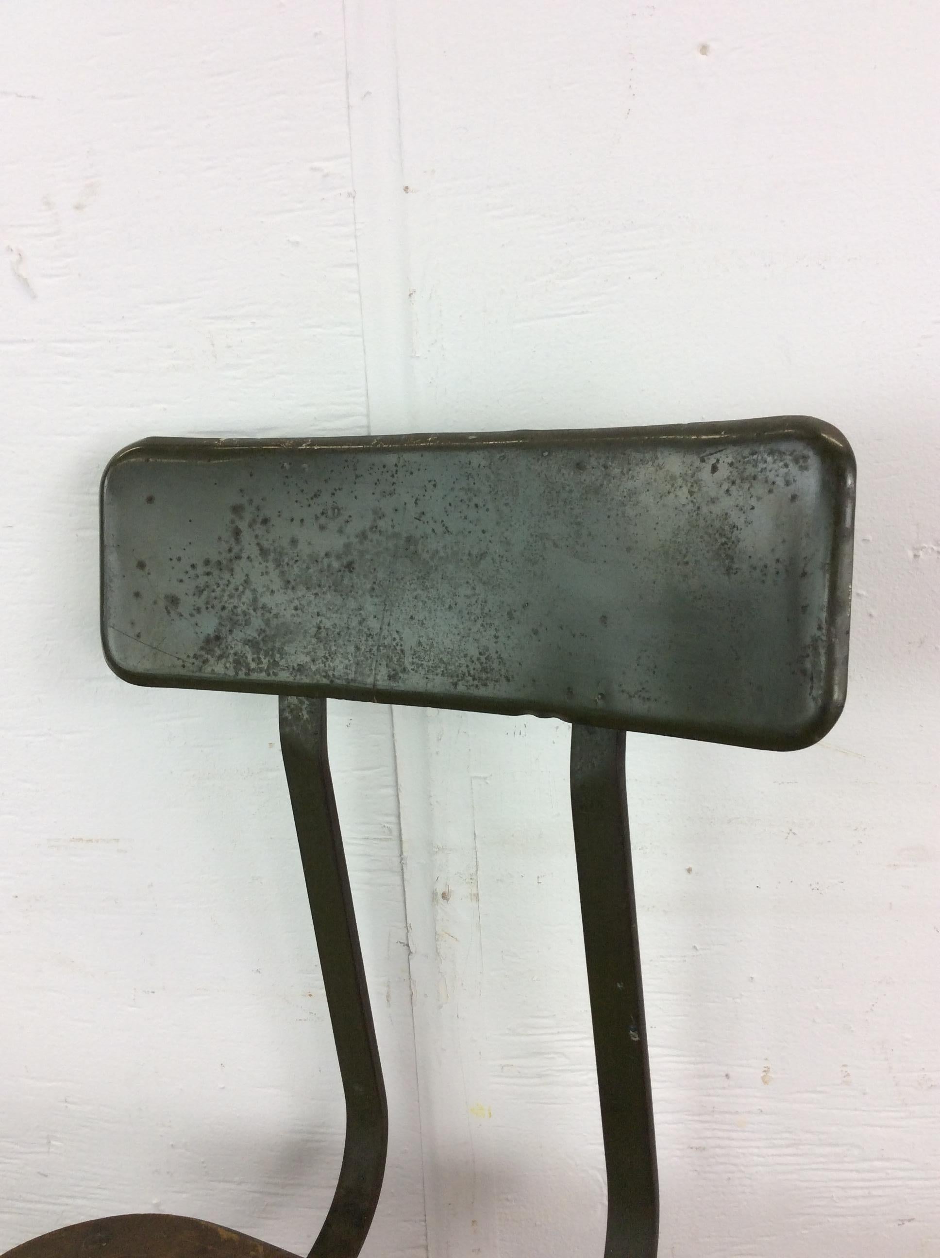 Tabouret de style industriel du milieu du siècle avec peinture verte vintage en vente 4
