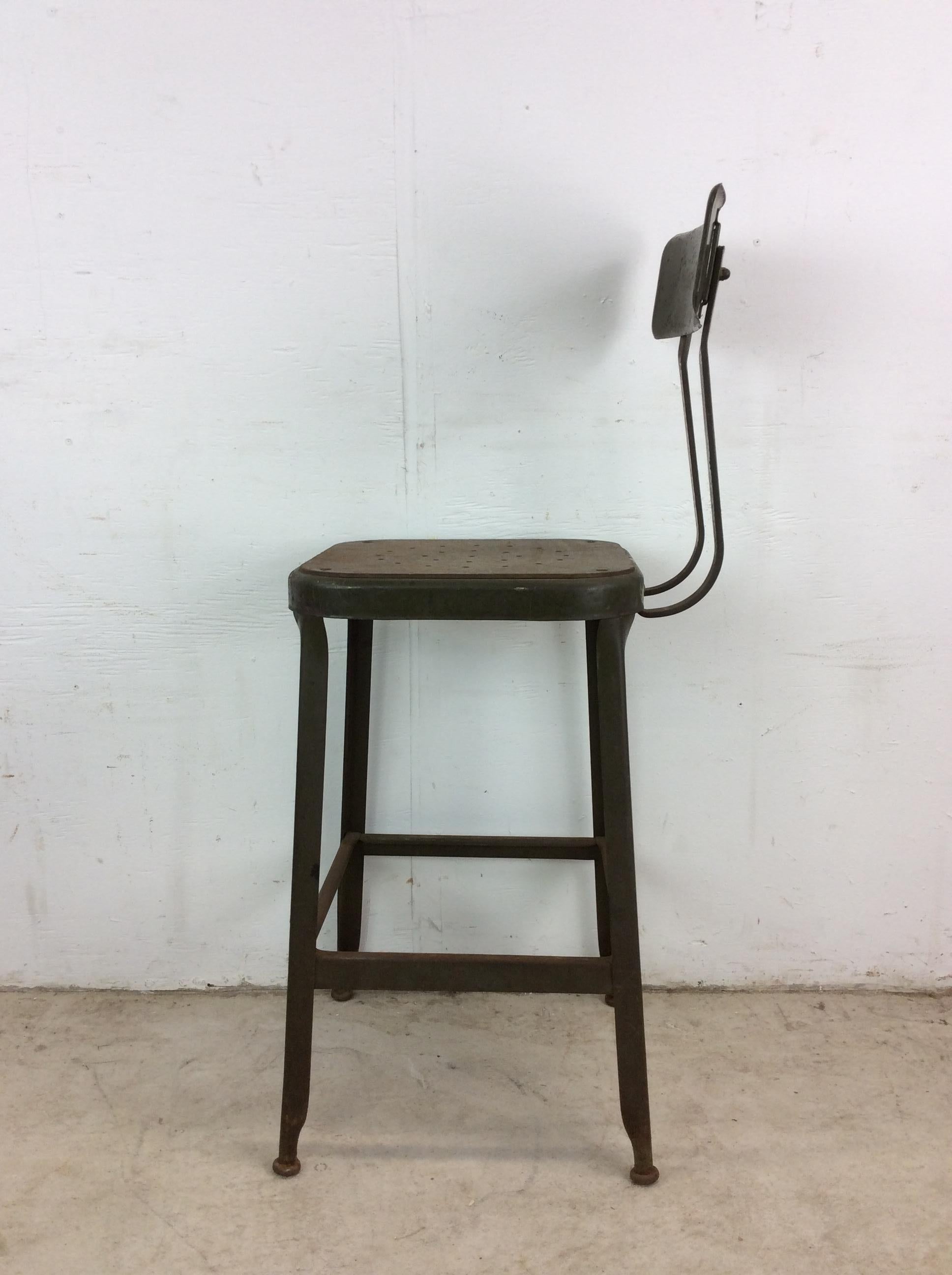 Tabouret de style industriel du milieu du siècle avec peinture verte vintage en vente 5