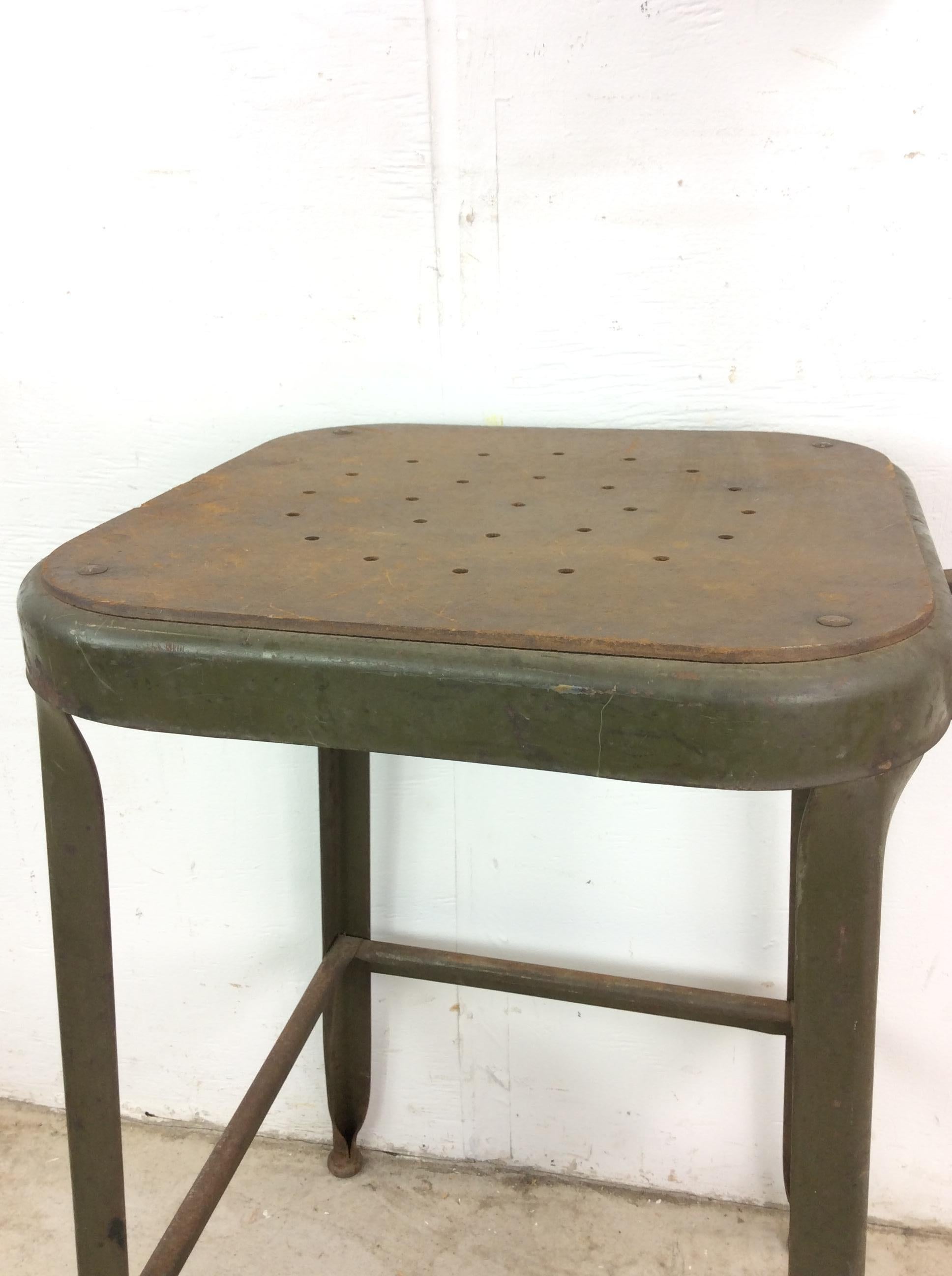 Tabouret de style industriel du milieu du siècle avec peinture verte vintage en vente 6