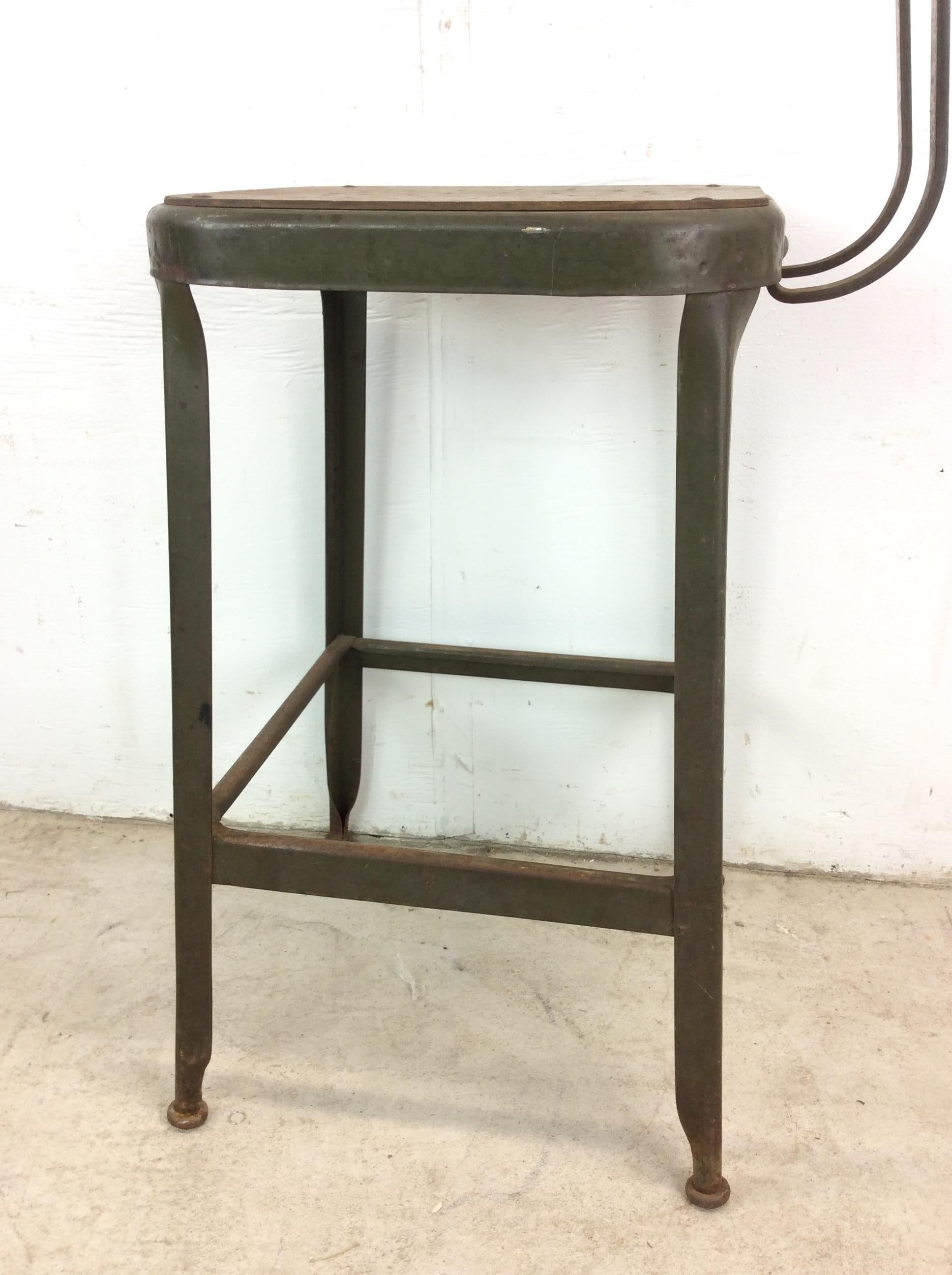 Tabouret de style industriel du milieu du siècle avec peinture verte vintage en vente 7