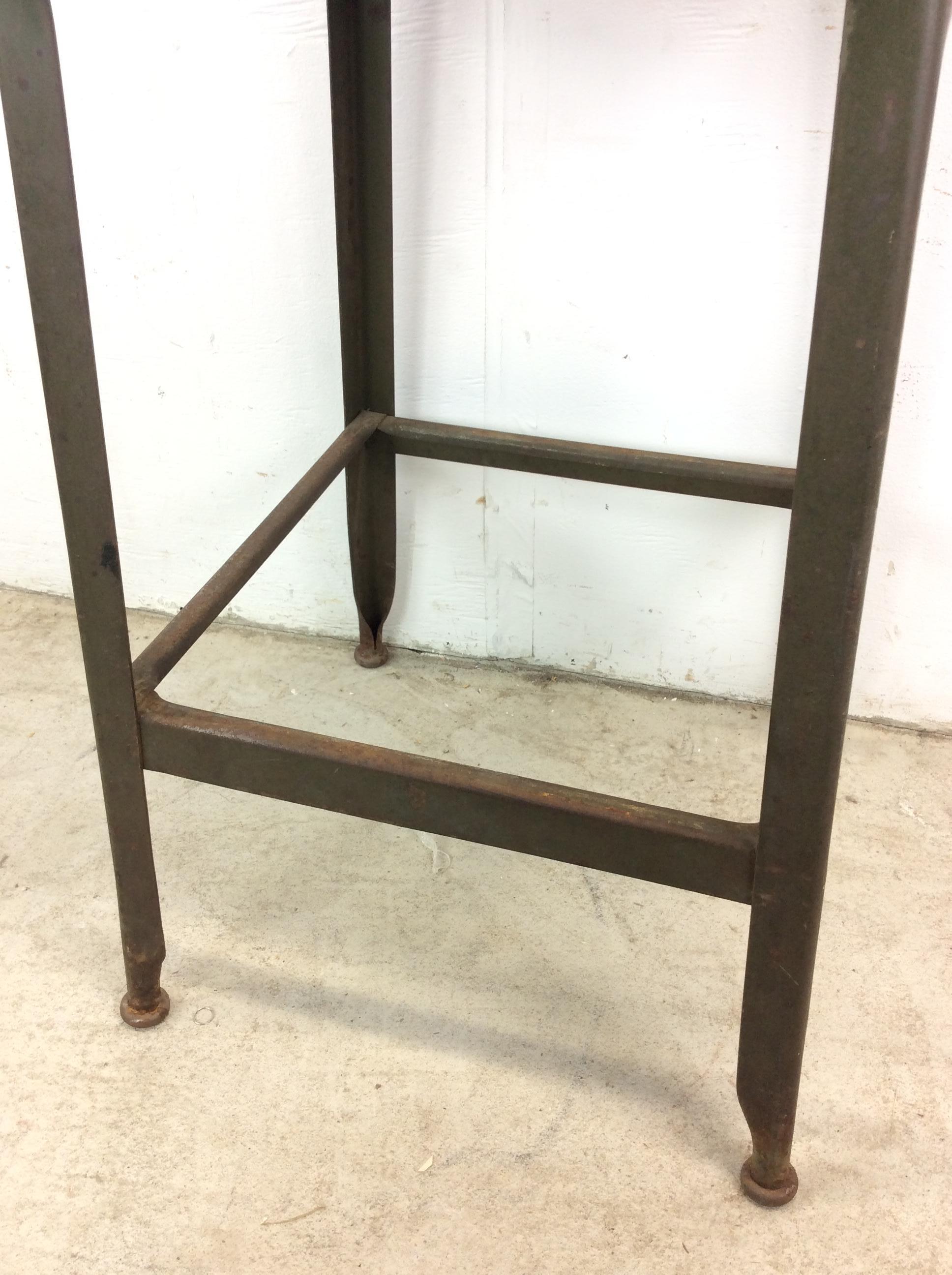 Tabouret de style industriel du milieu du siècle avec peinture verte vintage en vente 8