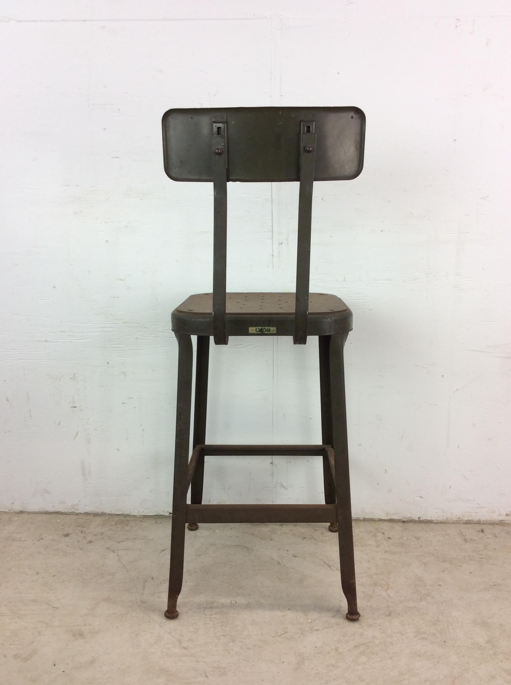 Tabouret de style industriel du milieu du siècle avec peinture verte vintage en vente 9