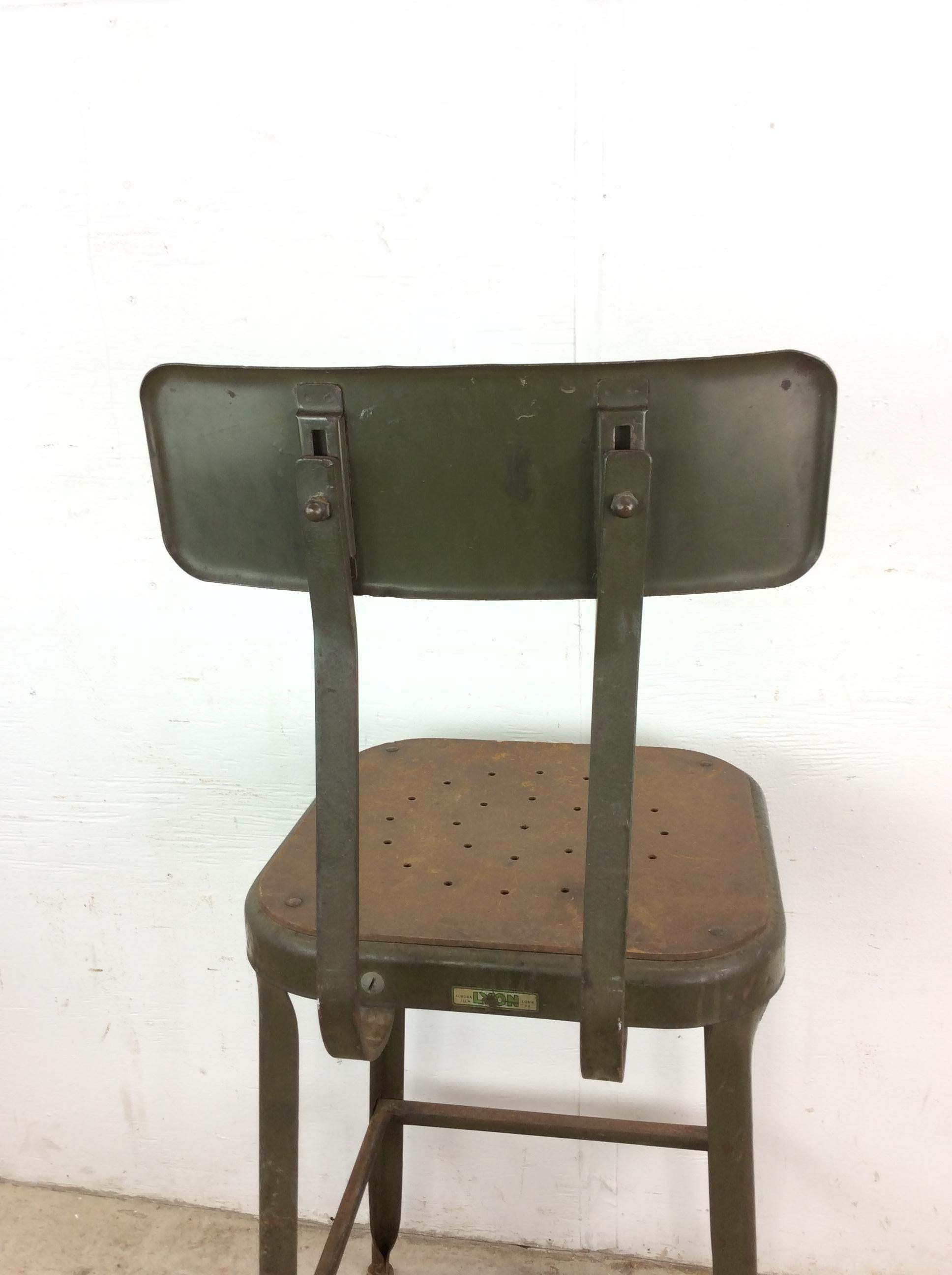 Tabouret de style industriel du milieu du siècle avec peinture verte vintage en vente 10